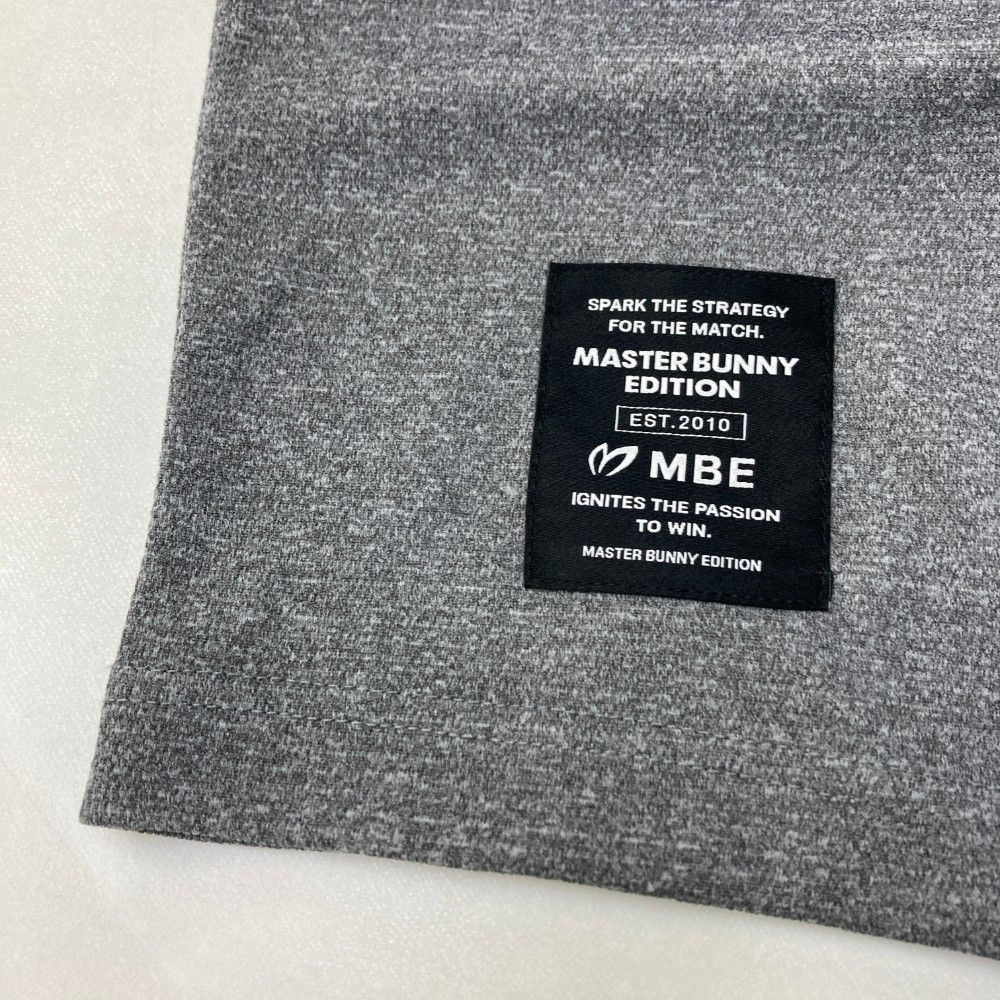 サイズ：6 MASTER BUNNY EDITION マスターバニーエディション 2024年モデル モックネック 長袖Tシャツ  グレー系 [240101412130] ゴルフウェア メンズ ストスト サイズ：6 MASTER BUNNY EDITION マスターバニーエディション