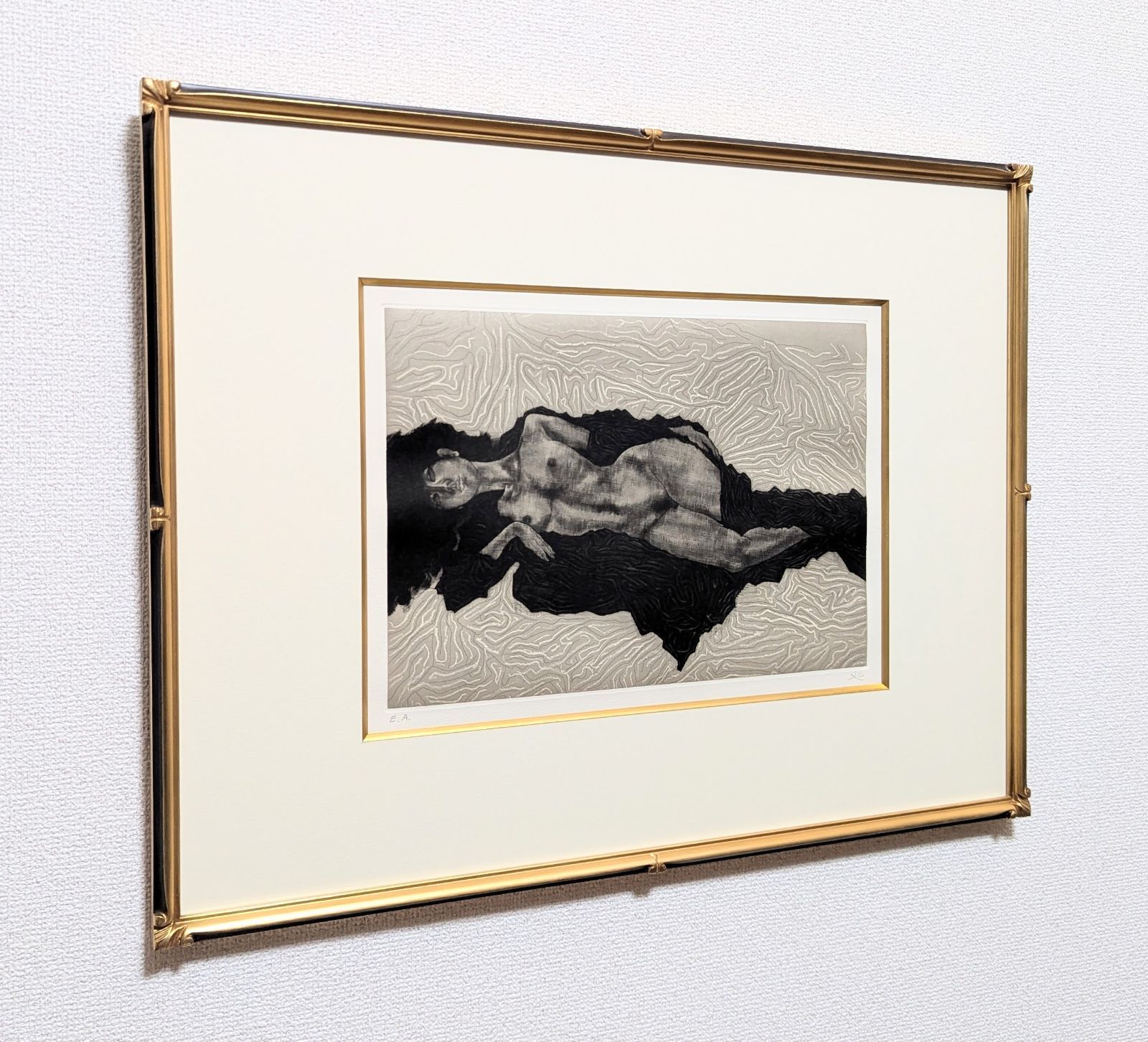 黒いガウンの裸婦 85