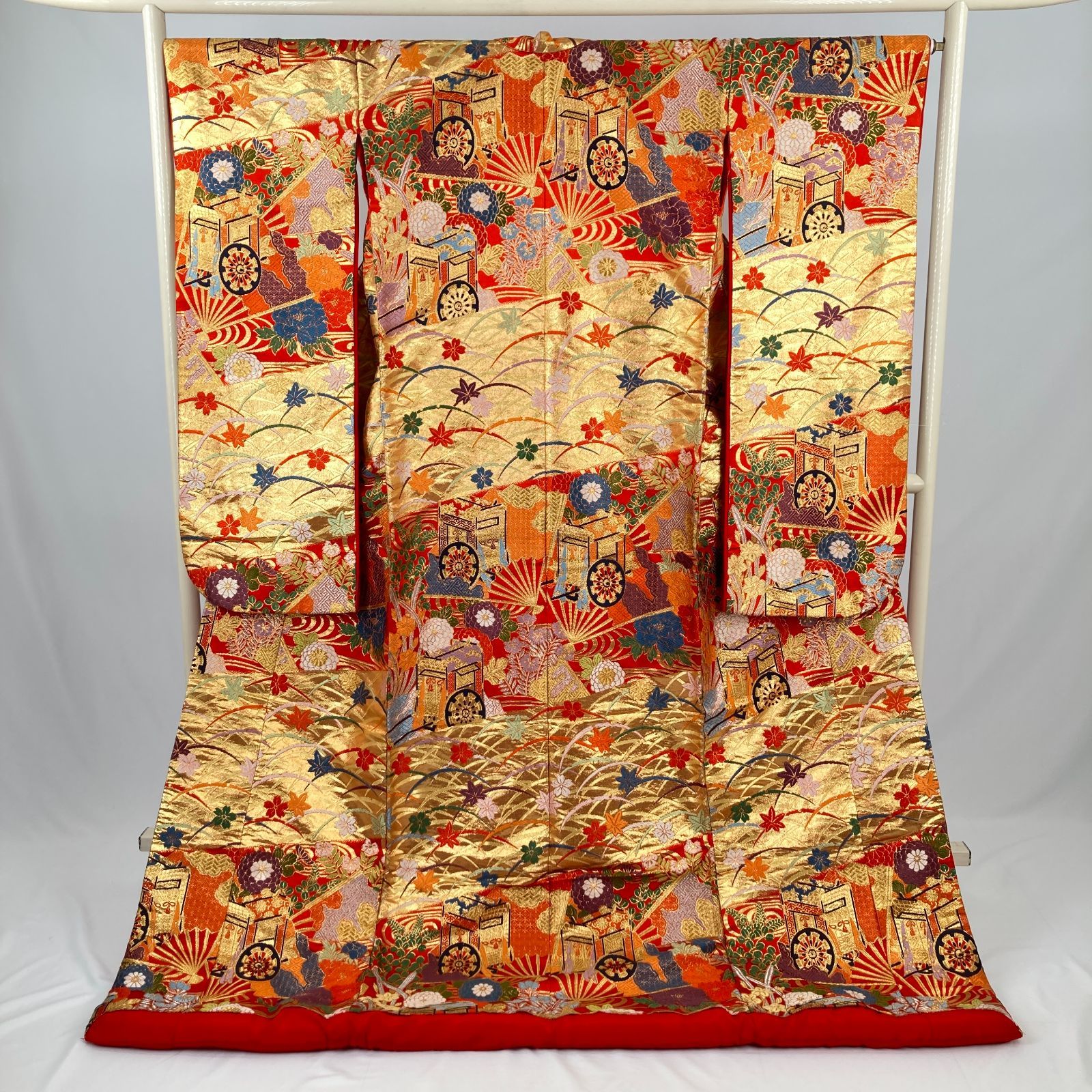 たんす屋 着物 リユース打掛 色打掛 赤 金 フォーマル 扇に御所車 袷 ポリエステル 未洗い 身丈 188cm 裄丈 68cm MS5890