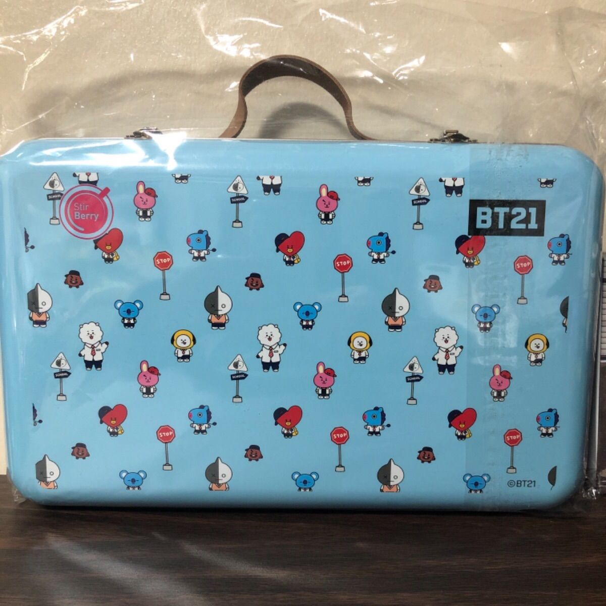 贈り物 BTS BT21 スターベリースティックビタミンティー トランク缶