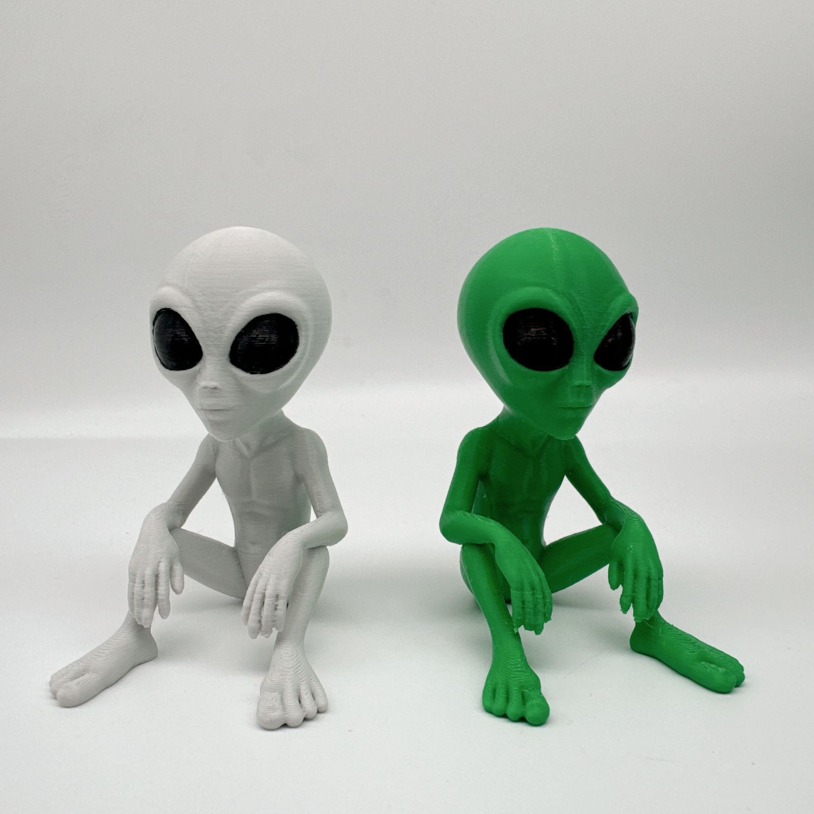 フィギュア 座っている宇宙人 グリーン 緑 リアル 置物 8cm かわいい