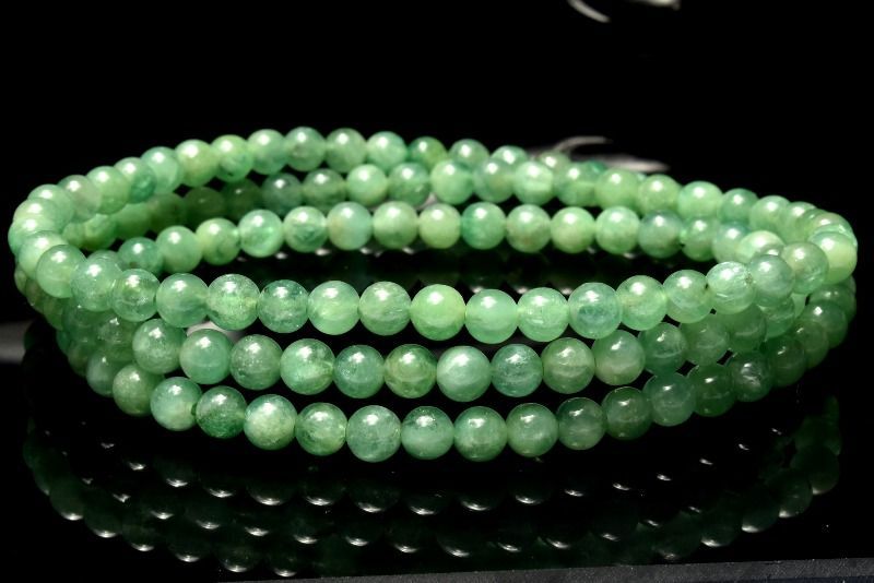 １点物 高発色 透過性あり エメラルド 4mm 3連タイプ ブレスレット パワーストーン 天然石 _MA8051
