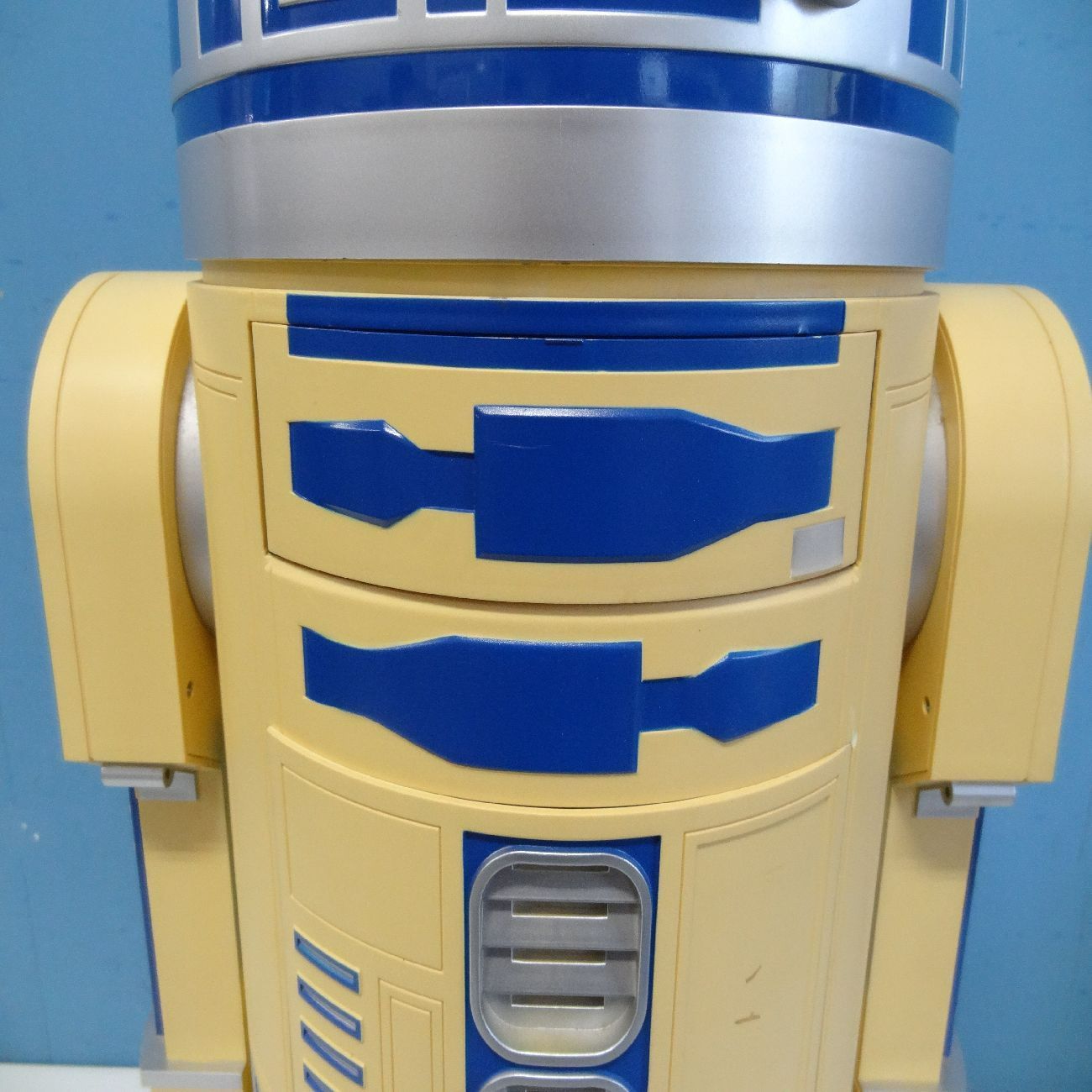 R2-D2 DVDプレイヤー スターウォーズ サークルKサンクス 当選品 非売品 プレーヤー欠品 ライトセーバー型リモコンカバー有 ディスプレイ  高さ70㎝ 横46㎝ 現状 - メルカリ