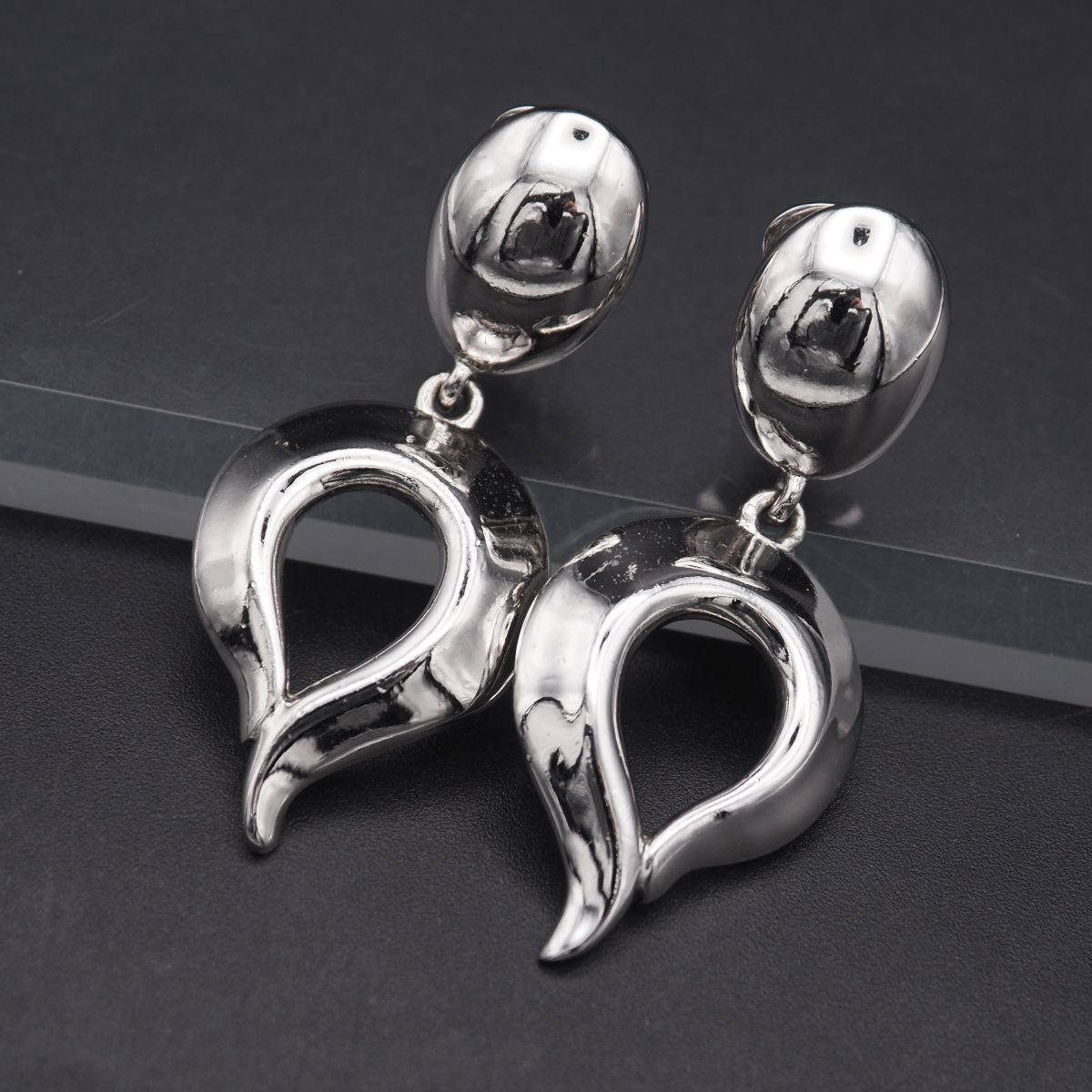 G292 ジバンシイ GIVENCHY PARIS NEW YORK イヤリング スイングチャーム シルバー デザイン コスチュームジュエリー