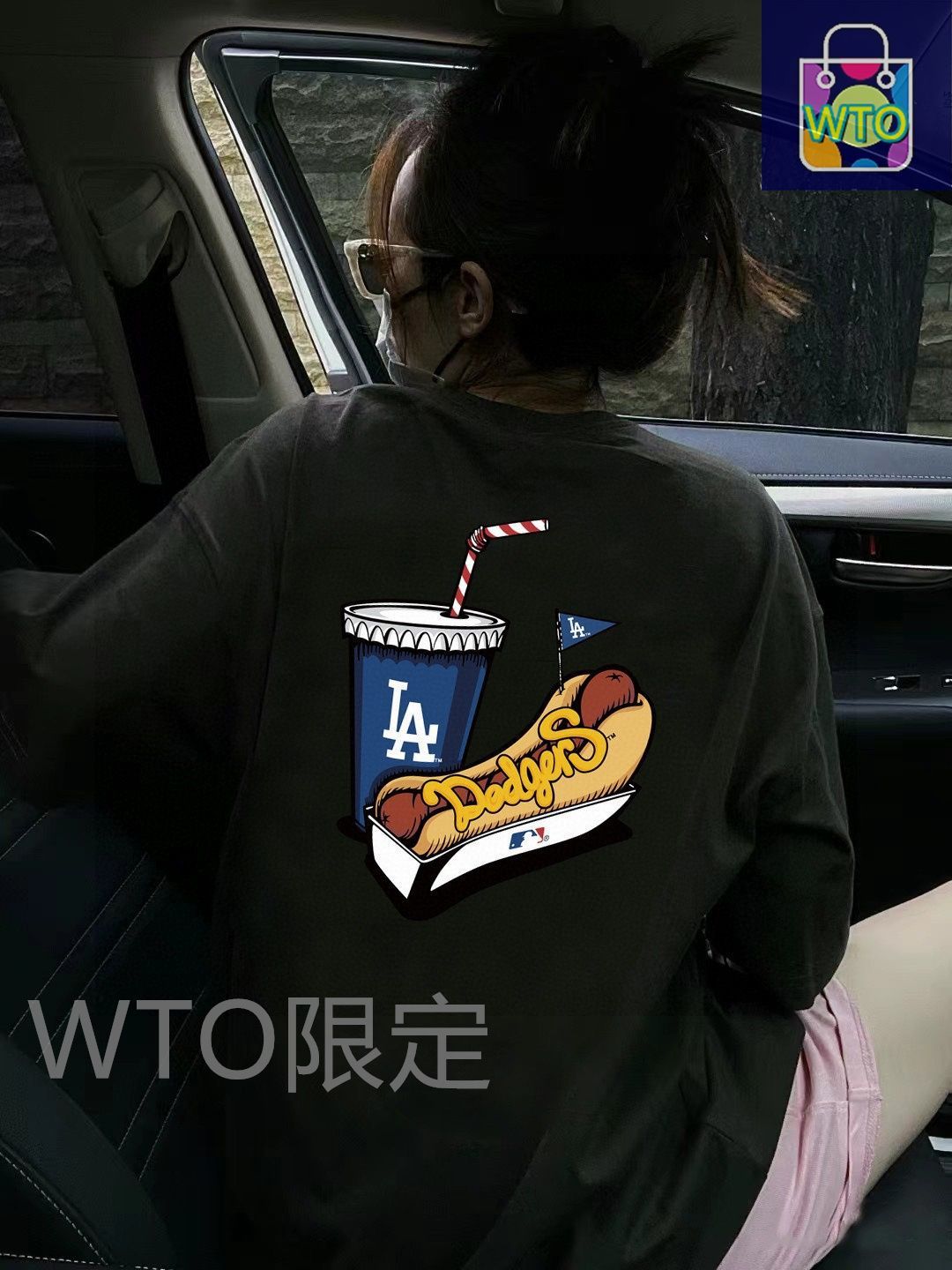 この半袖は MLB と NY ヤンキーズのコラボレーションシリーズの 1 点で LA コーラ ホットドッグ ハンバーガーの要素が融合されており ユニークなデザインで ファッション性と個性を兼ね備えており カップルで着用するのに最適です -WTO輸入1 ミニチュア Tシャツ アパレル 