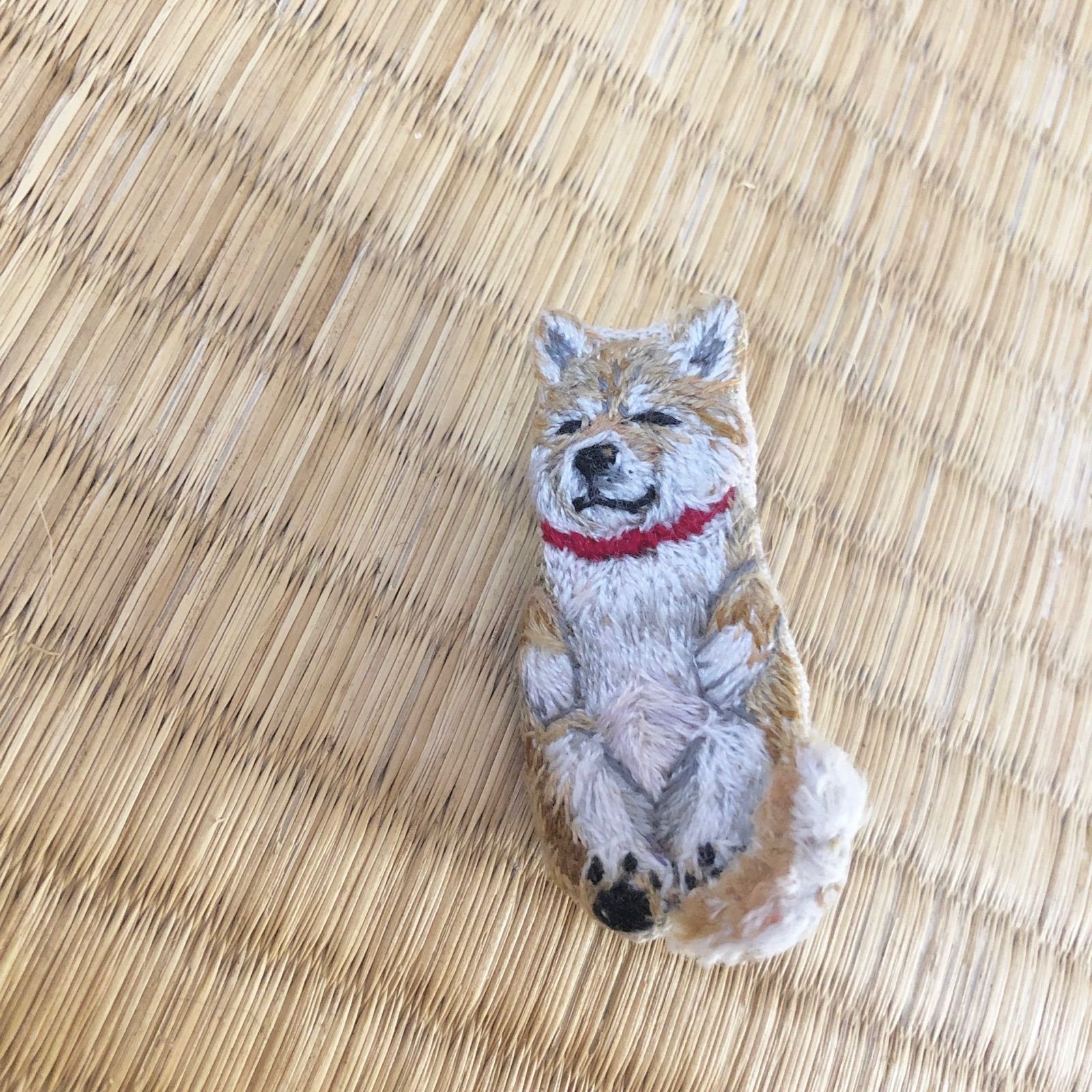 メルカリshops 刺繍 へそてんな柴犬ブローチ