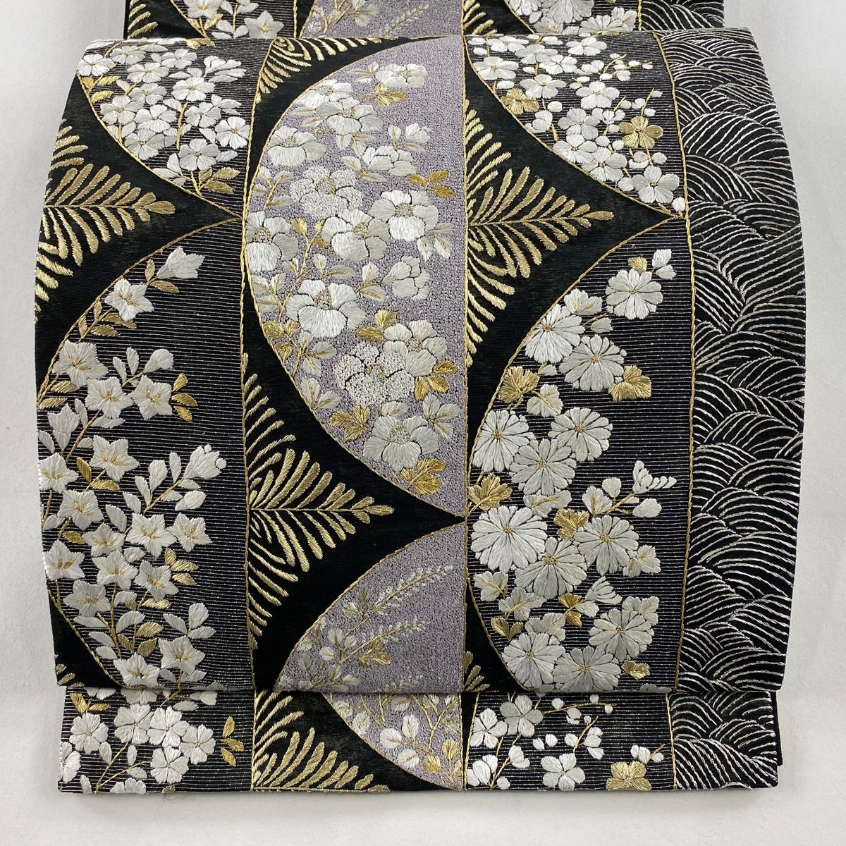 袋帯 草花 波 刺繍 金銀糸 黒 お太鼓柄 正絹