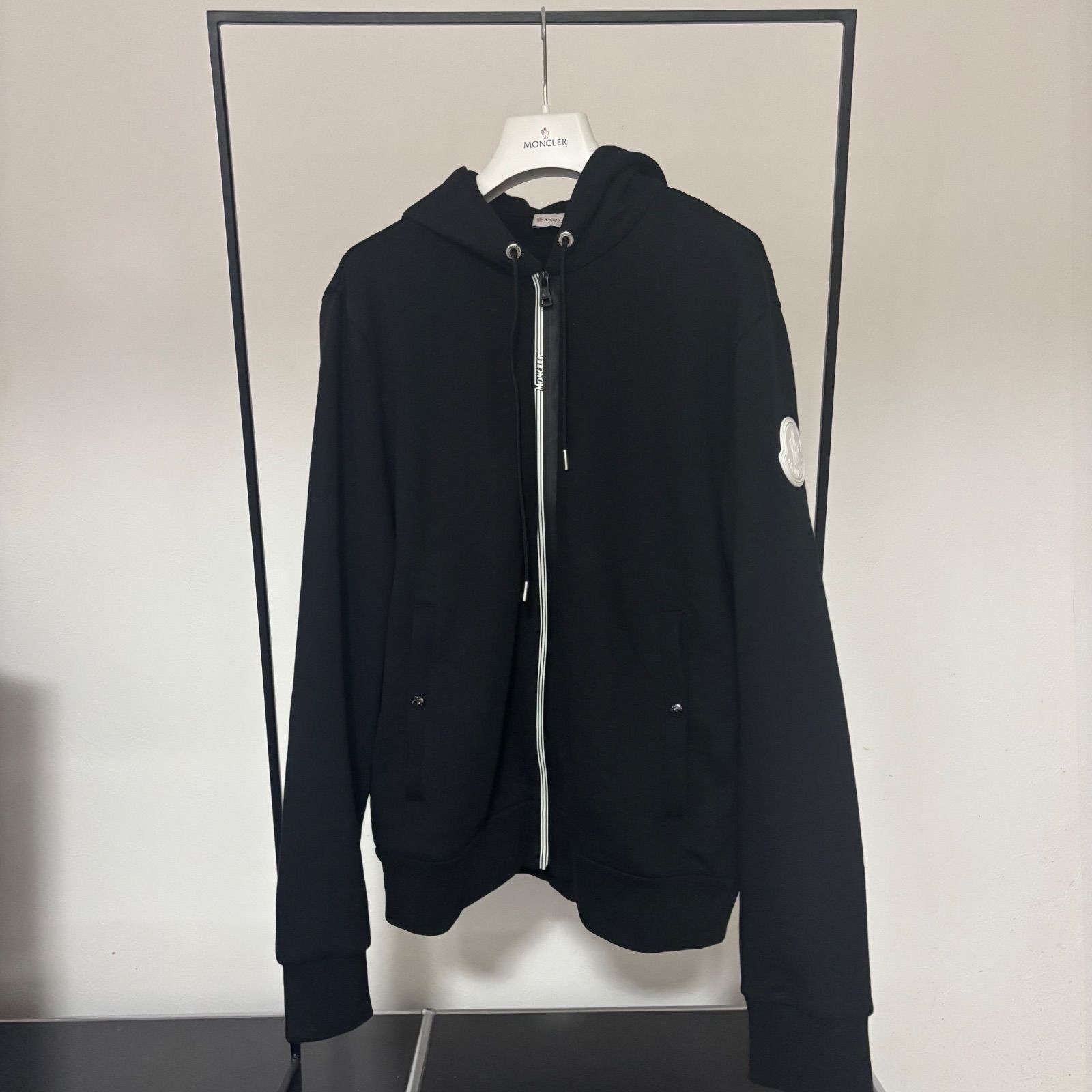 驚き価格 MONCLER モンクレール ジップ パーカー ビッグロゴ グレー 