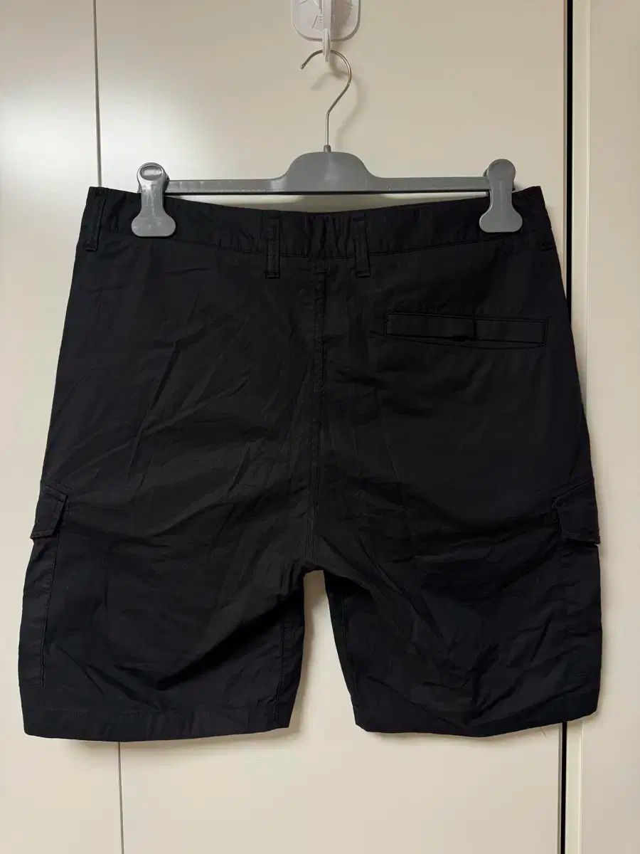 STONE ISLAND(ストーンアイランド) 黒 カーゴ ハーフパンツ 32