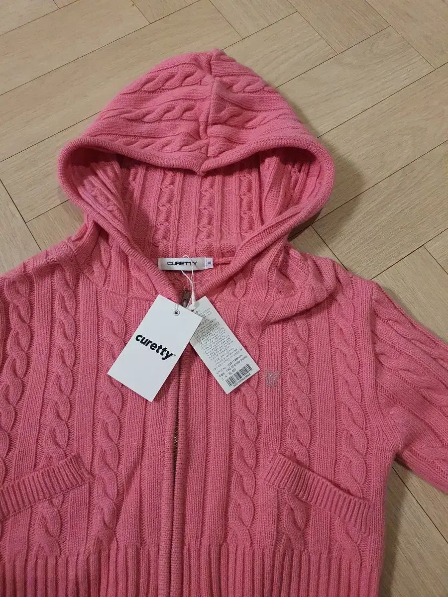 キュレッティー ピンク クロップド ニット フードジップアップ