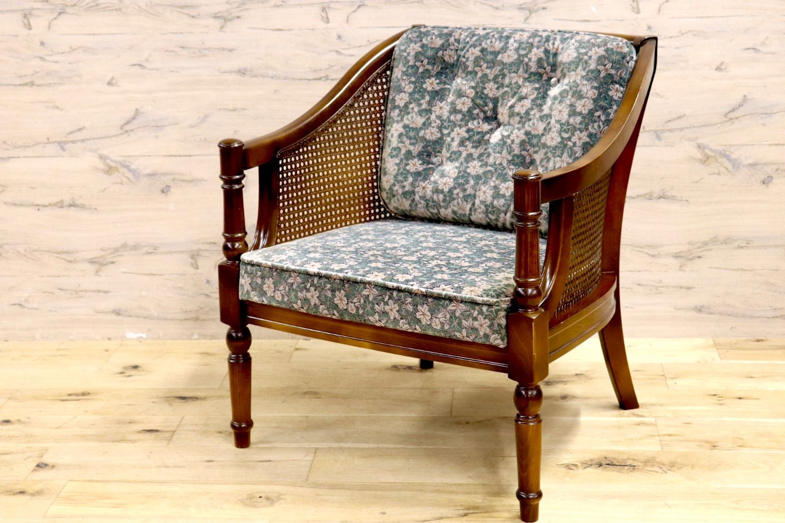 GMIS279A○karimoku カリモク コロニアル アームチェア 椅子 ラウンジチェア シングルソファ ラタン 国産家具 レトロ ヴィンテージ