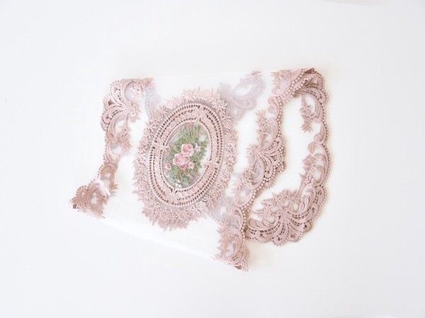 ときめく雑貨オーガンジー薔薇刺繍テーブル