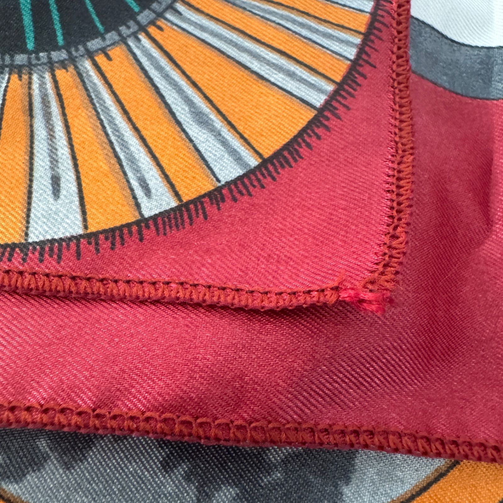 HERMES エルメス FEUX D'ARTIFICE スカーフ カレ 大判 シルク調 1837