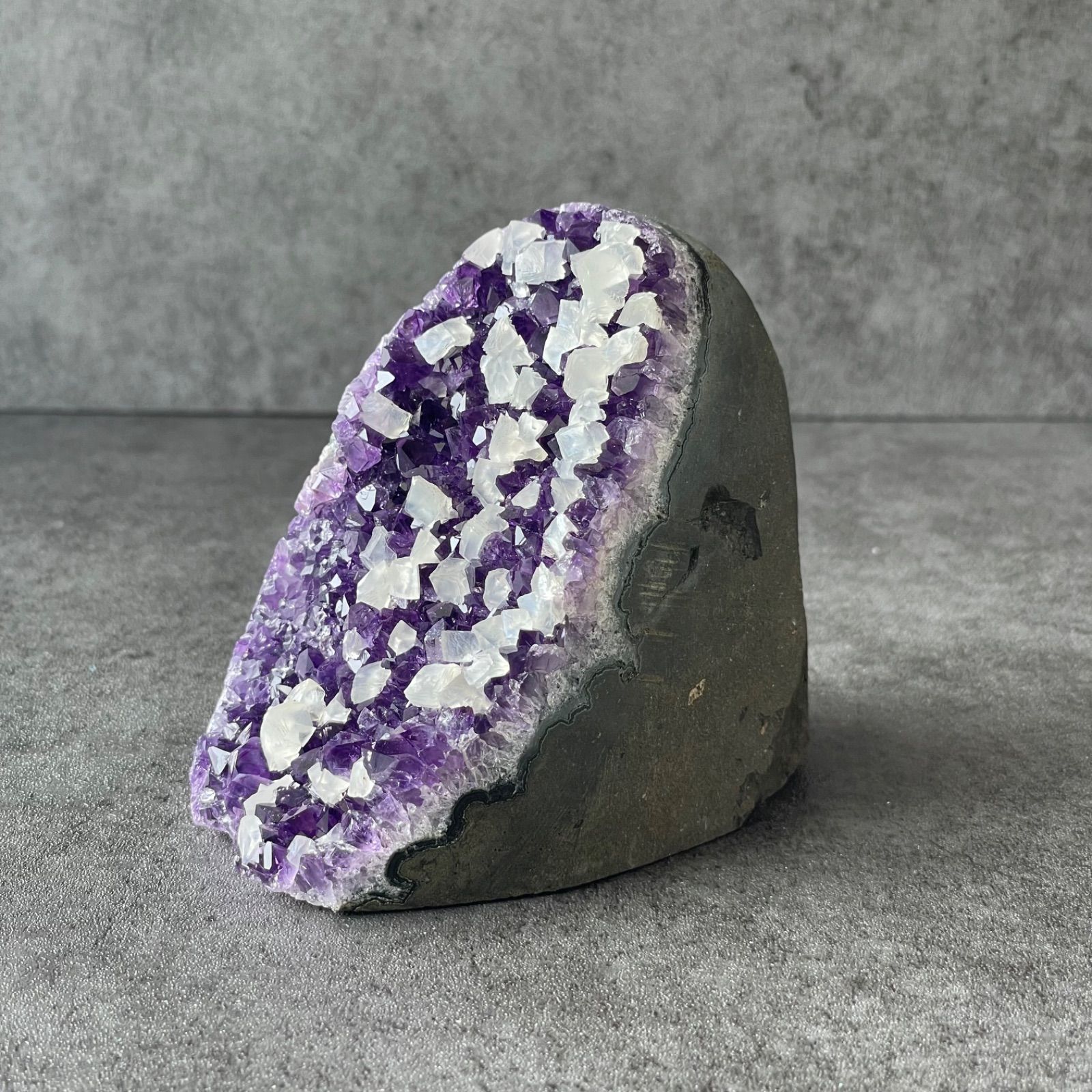 【天然石】ウルグアイ産アメジストカルサイト共生置き物 天然石】ウルグアイ産アメジストカルサイト共生置き物 ウルグアイ産