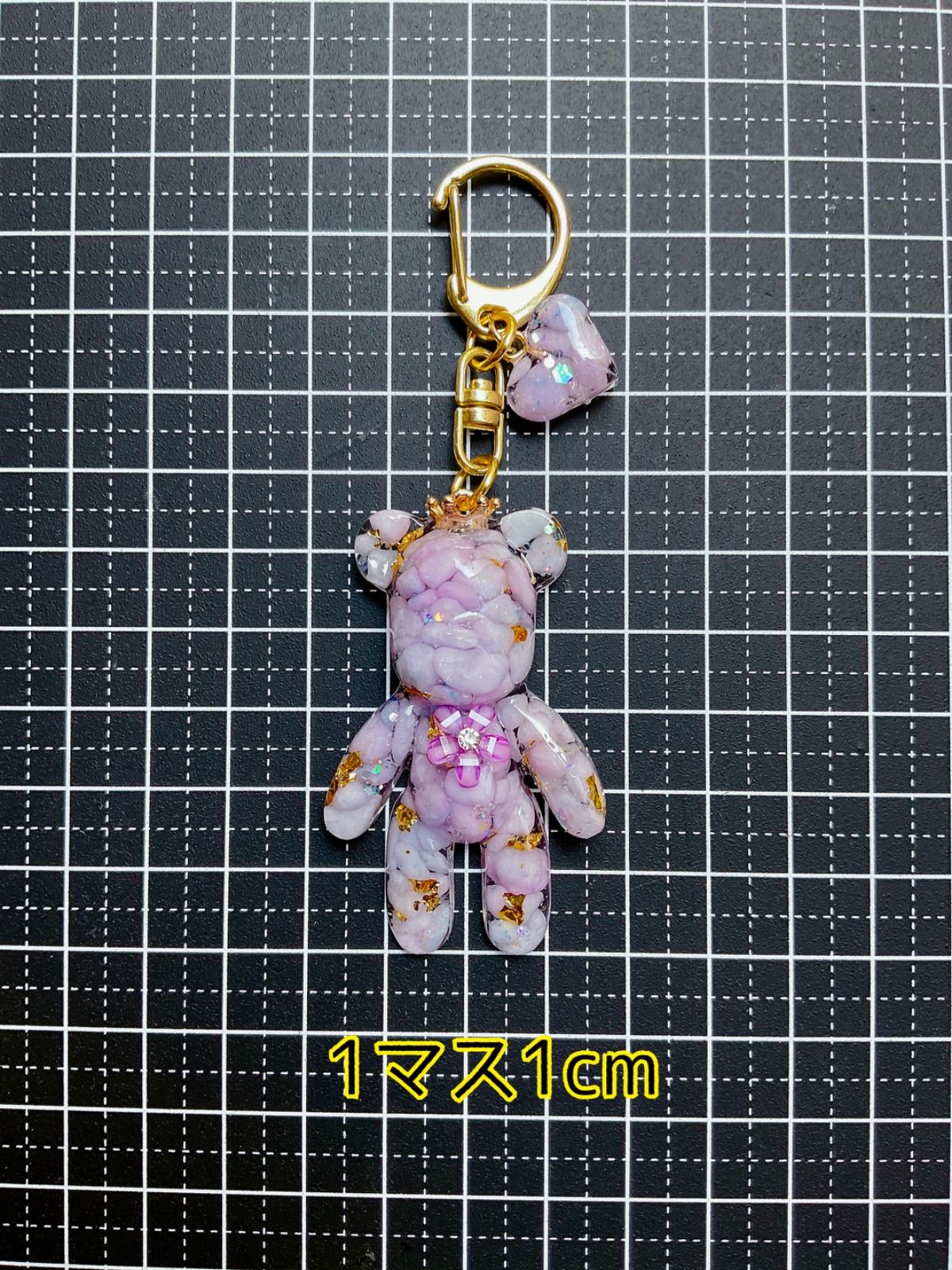 No.8 レジン くま キーホルダー (カラフル) - メルカリ