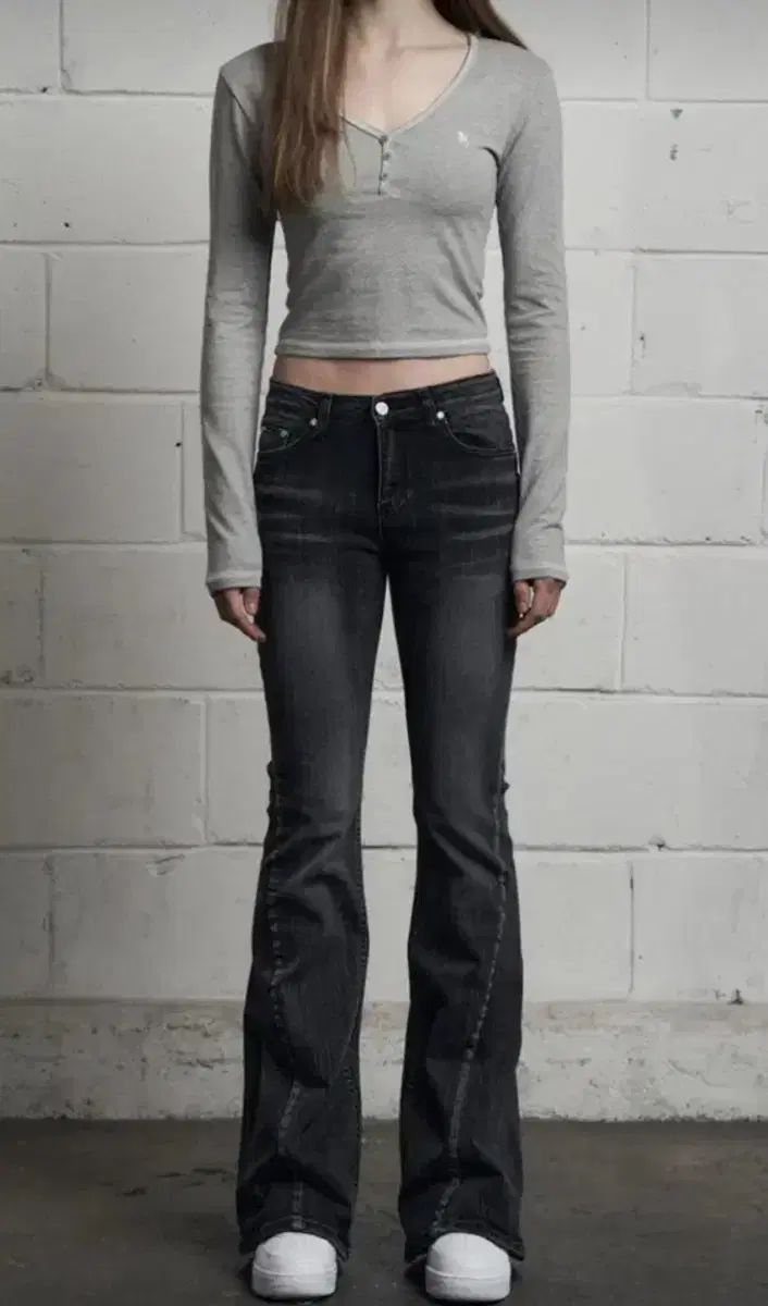 シナジーン キャットウォッシュ デニム ブーツカット パンツ ブラック