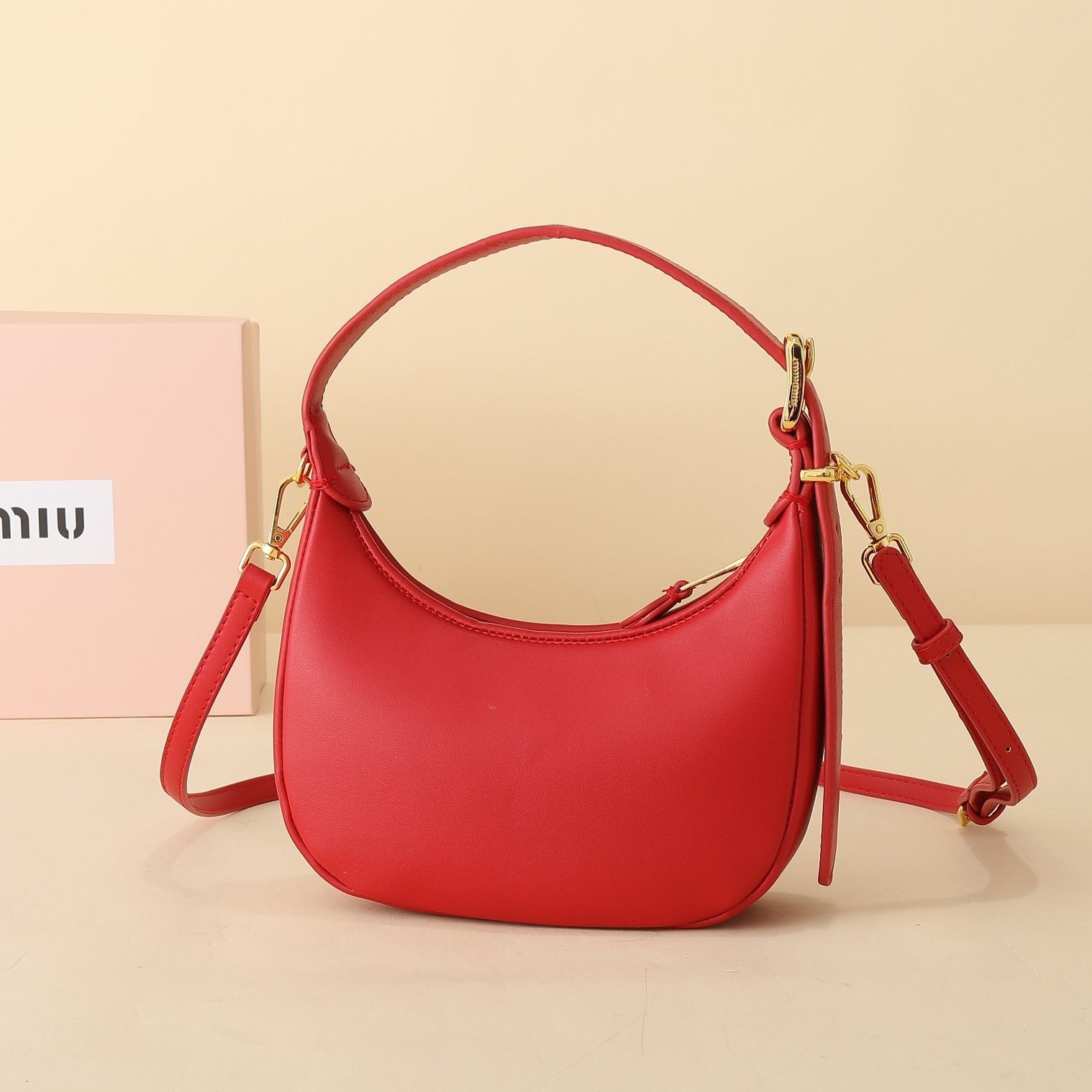 ミュウミュウmiumiu脇バッグです レッド - メルカリ 