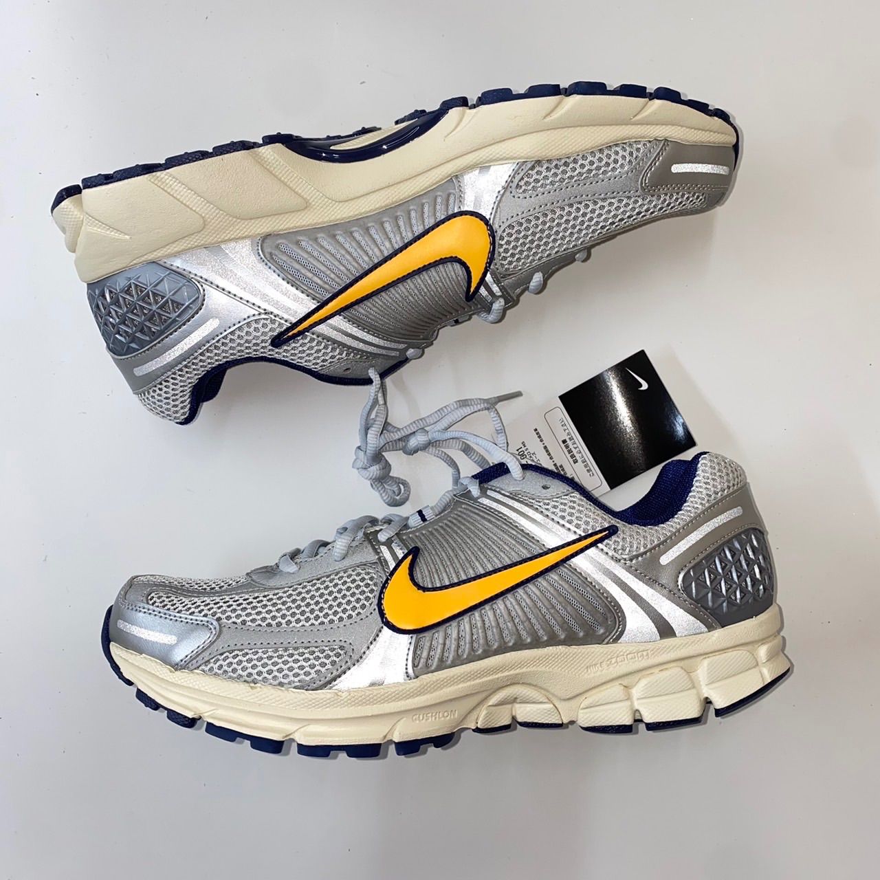 新品Nike Zoom Vomero 5 Ms - FJ4151-001 NIKE ZOOM VOMERO 5 MS PURE PLATINUM/LASER ORANGE（ナイキ