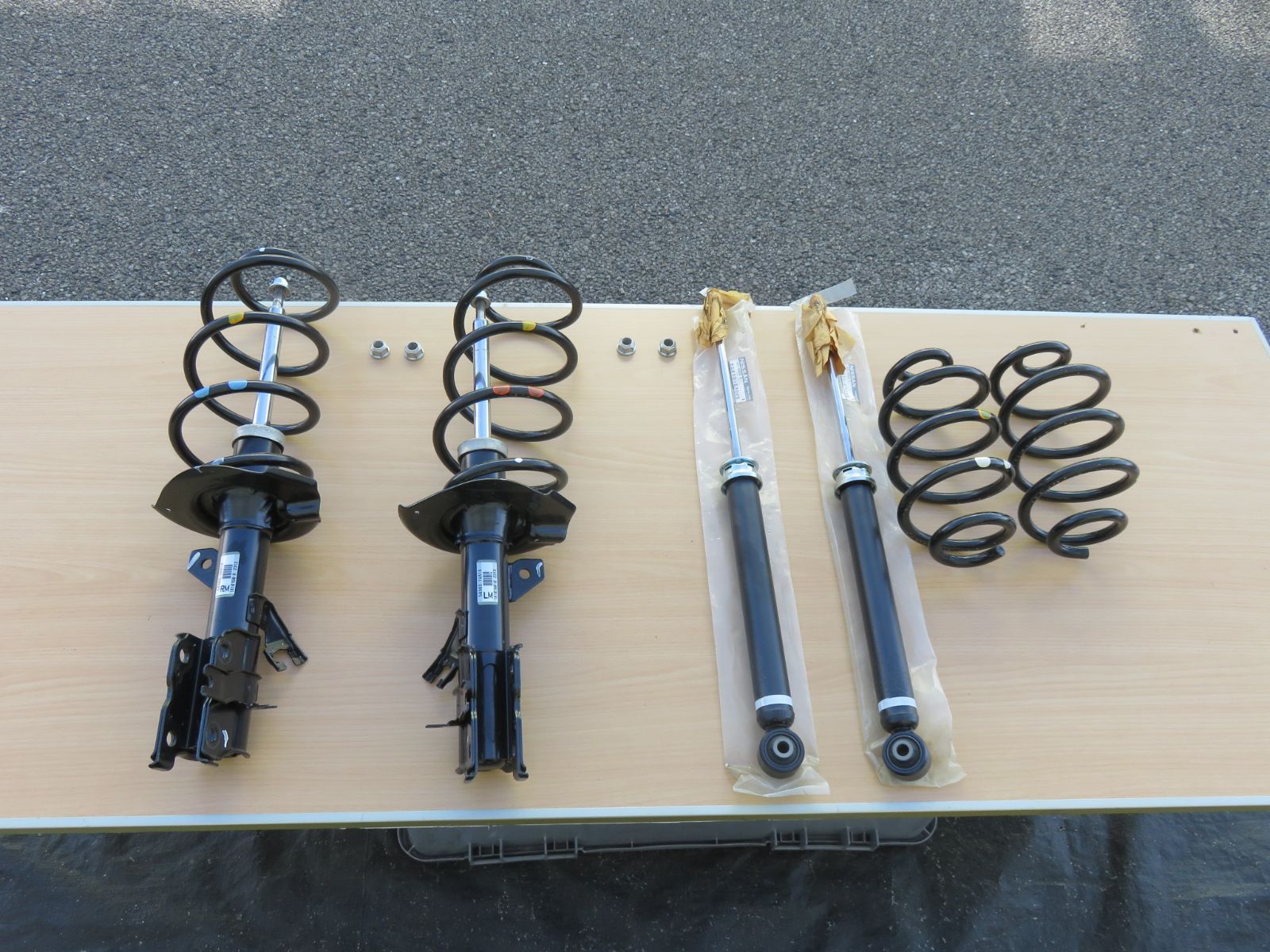 LA6743 日産 C26 セレナ 純正 フロント リア サスペンション ショックアブソーバーキット 54303-1VA1A E6210-CY025 FC26 HFC26