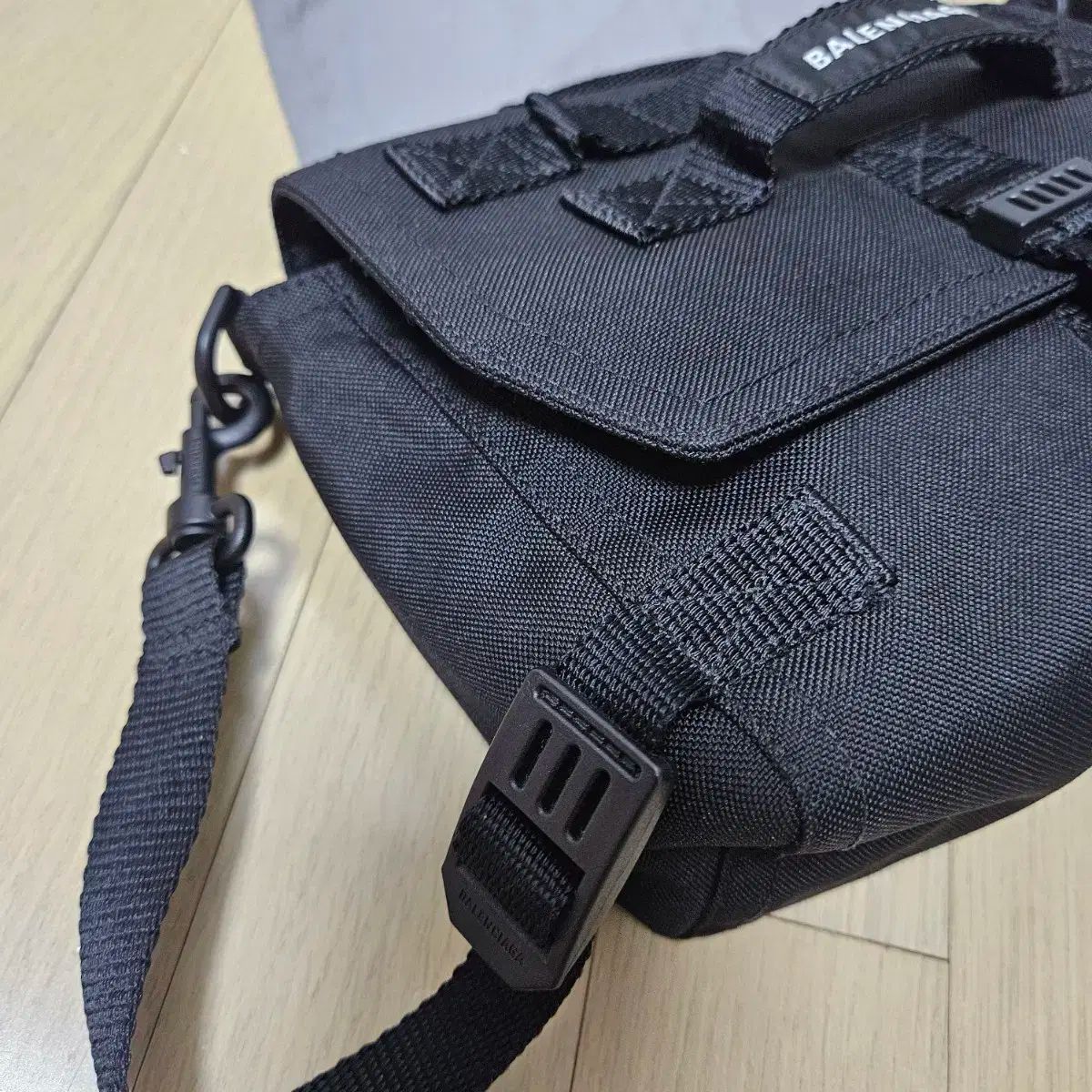 ★BALENCIAGA★アミクロスボディ メッセンジャーバッグ Men's Army Crossbody Messenger Bag in Black | Balenciaga US