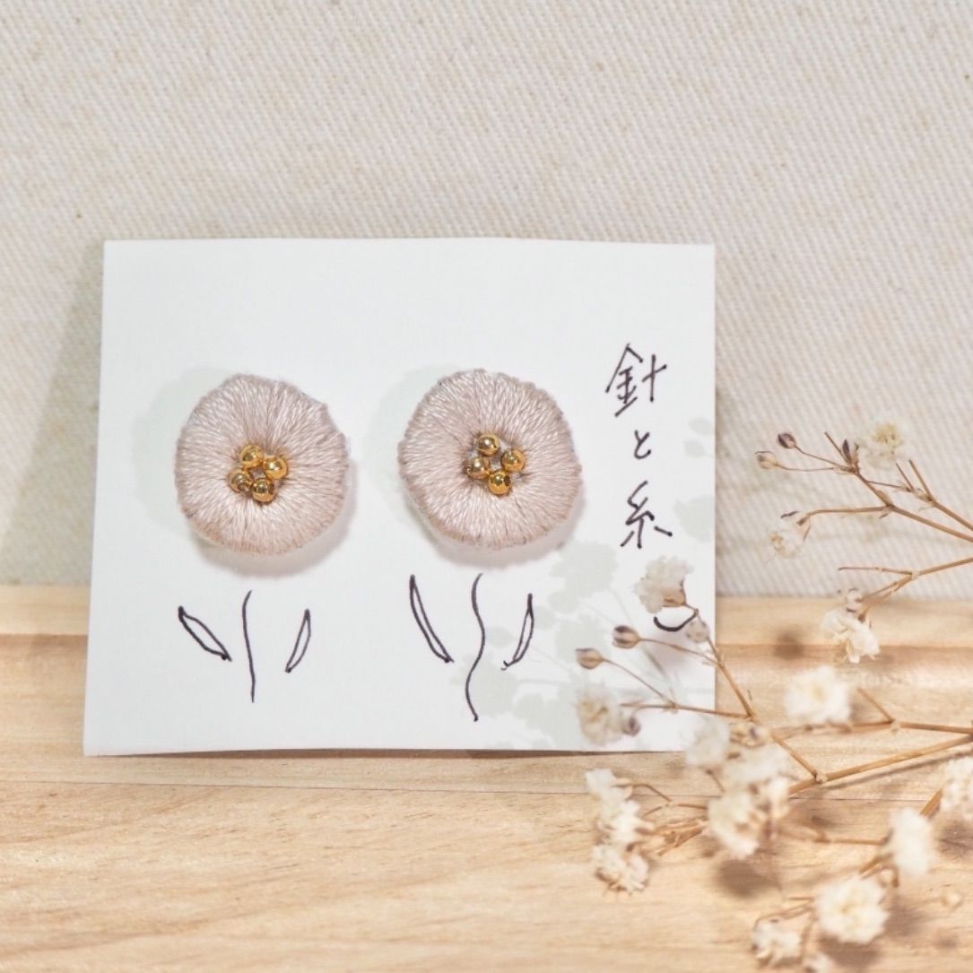 花刺繍ピアス - メルカリ