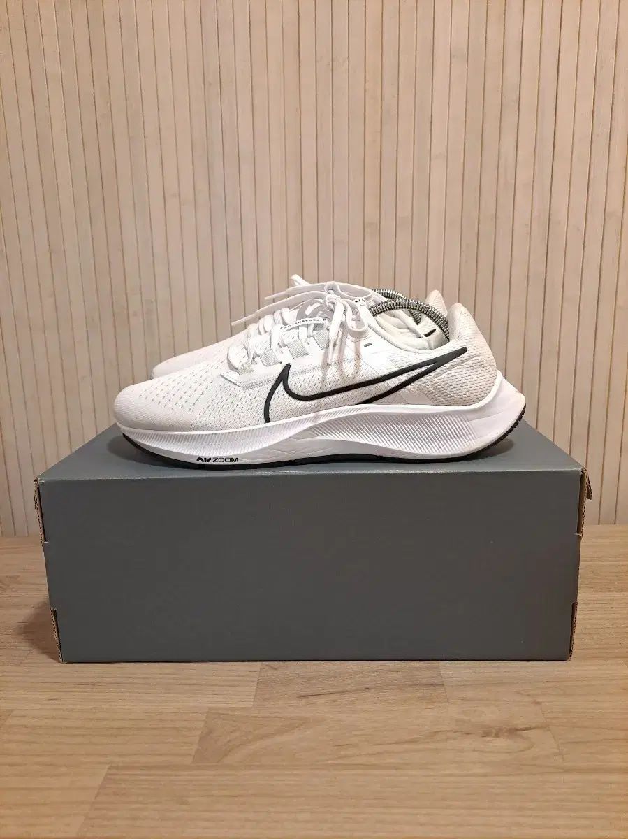 ナイキ エア ズーム ペガサス 白 スニーカー 260サイズ