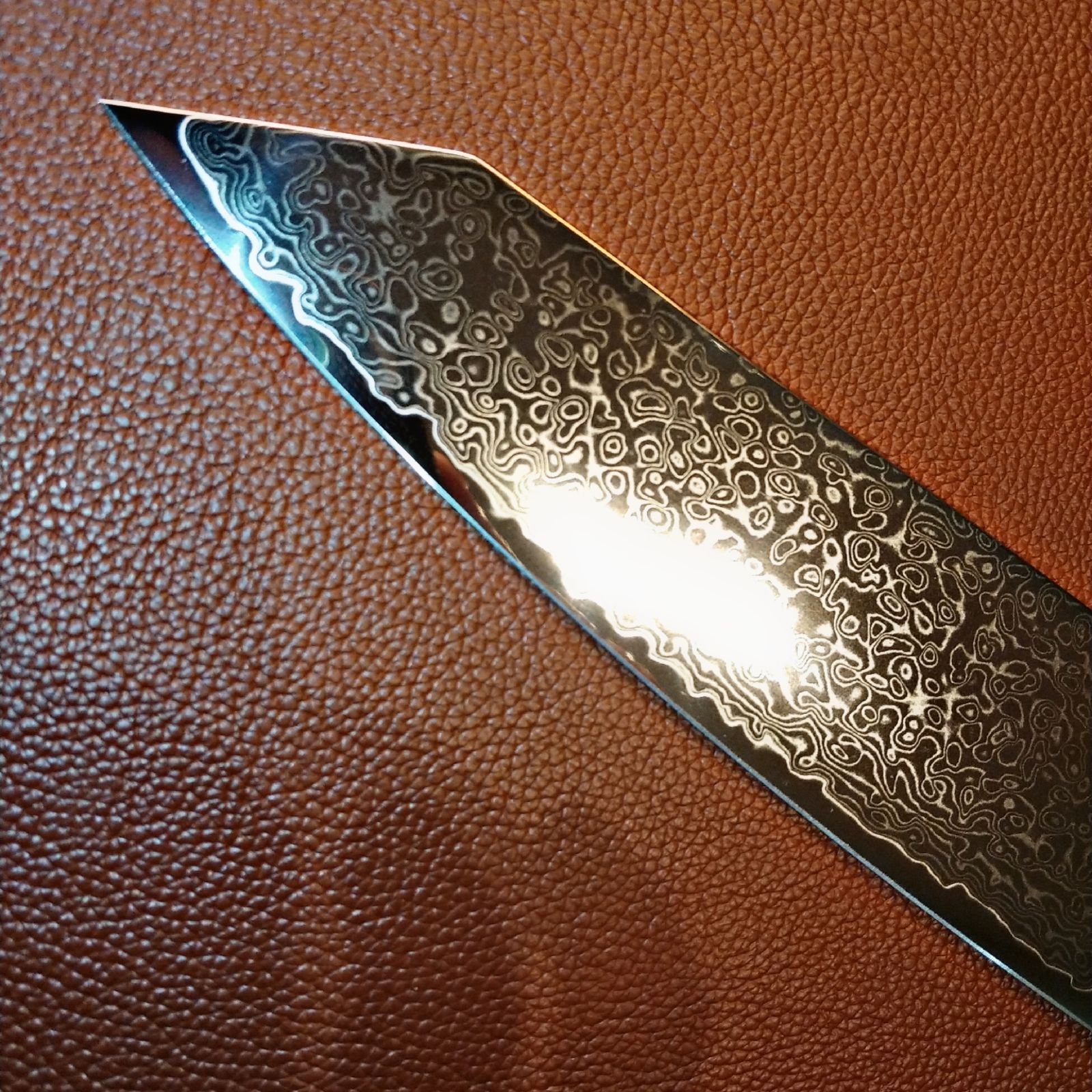 Amber - プレゼント付き　V金10号　67層ダマスカス包丁　ホワイト柄　剣型　牛刀　筋切り imgrc0068817177.jpg
