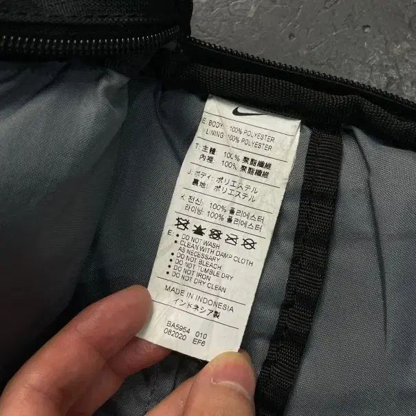 HOLE19 ロゴTシャツ ネオンイエロー ホワイト HOLE19 ロゴTシャツ ネオンイエロー ホワイト 可愛い ネオン