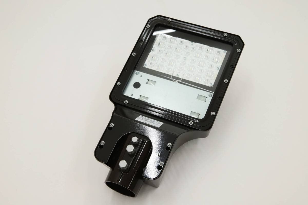 送料無料】展示品 岩崎 LED 道路灯 KCE070 シリーズ E71102SAJ9 19年製