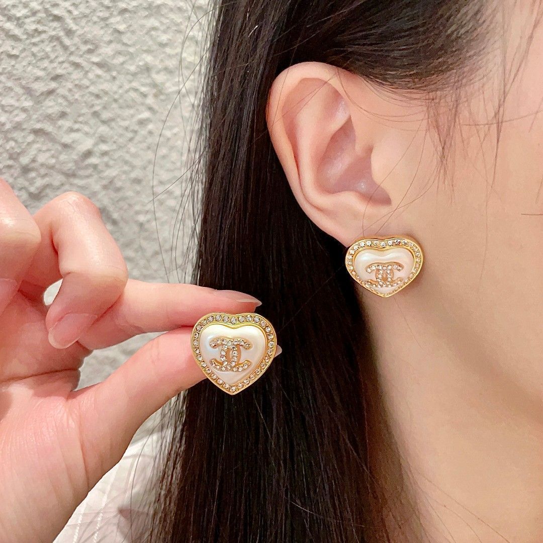 今日特価】Chanel ヴィンテージ アルファベットピアス！全国送料