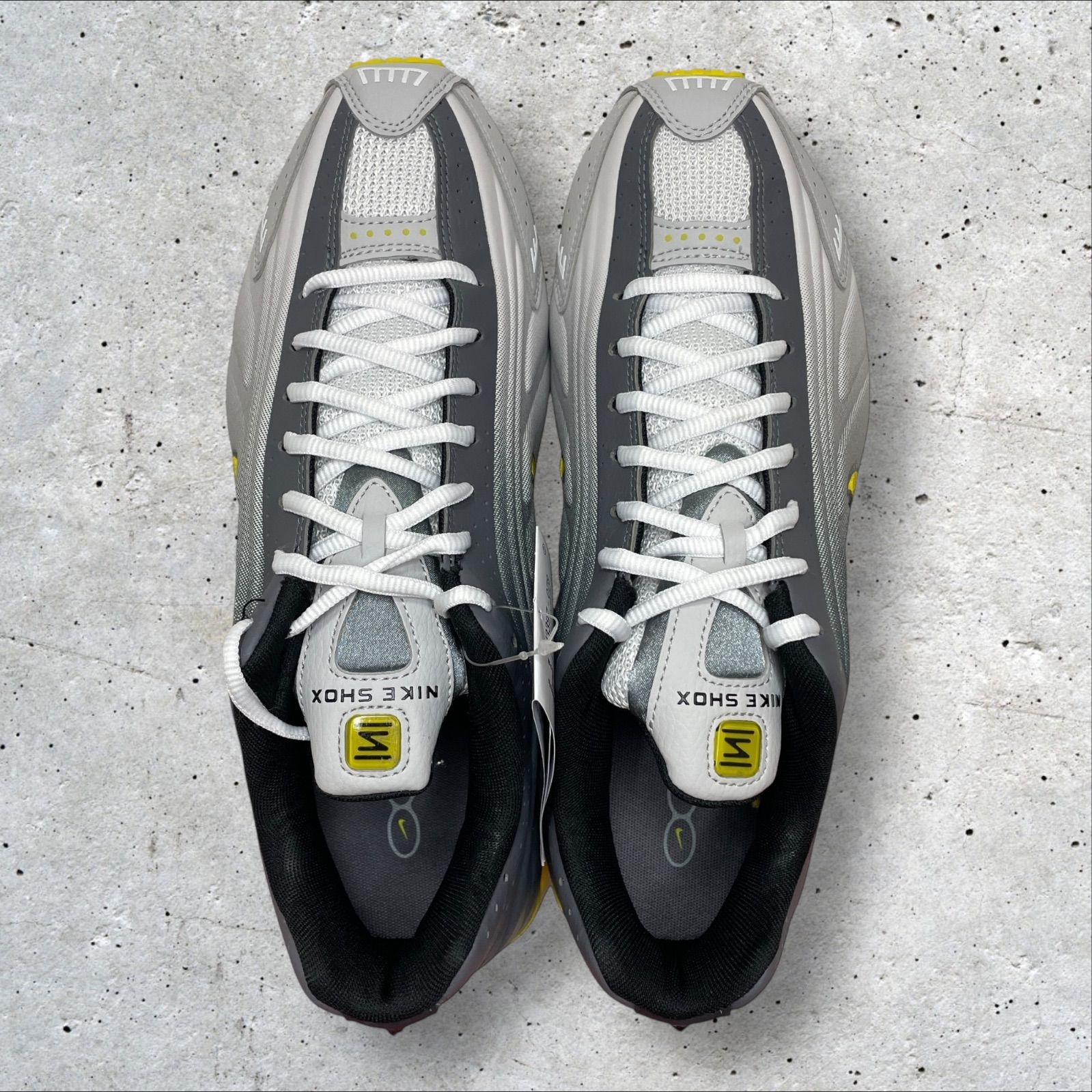 定価:23100円 NIKE SHOX R4 SE VAST GREY/BRIGHT CITRON-LT GRAPHITE