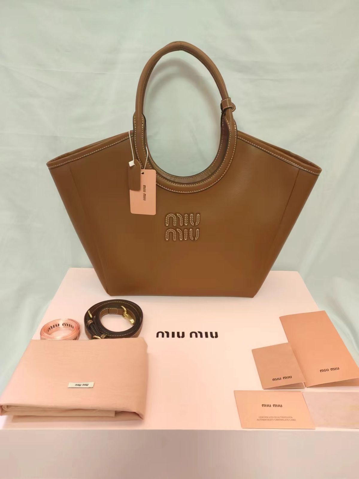 新品、未使用 MIUMIU レザー バッグ トートバッグ ショルダーバッグ