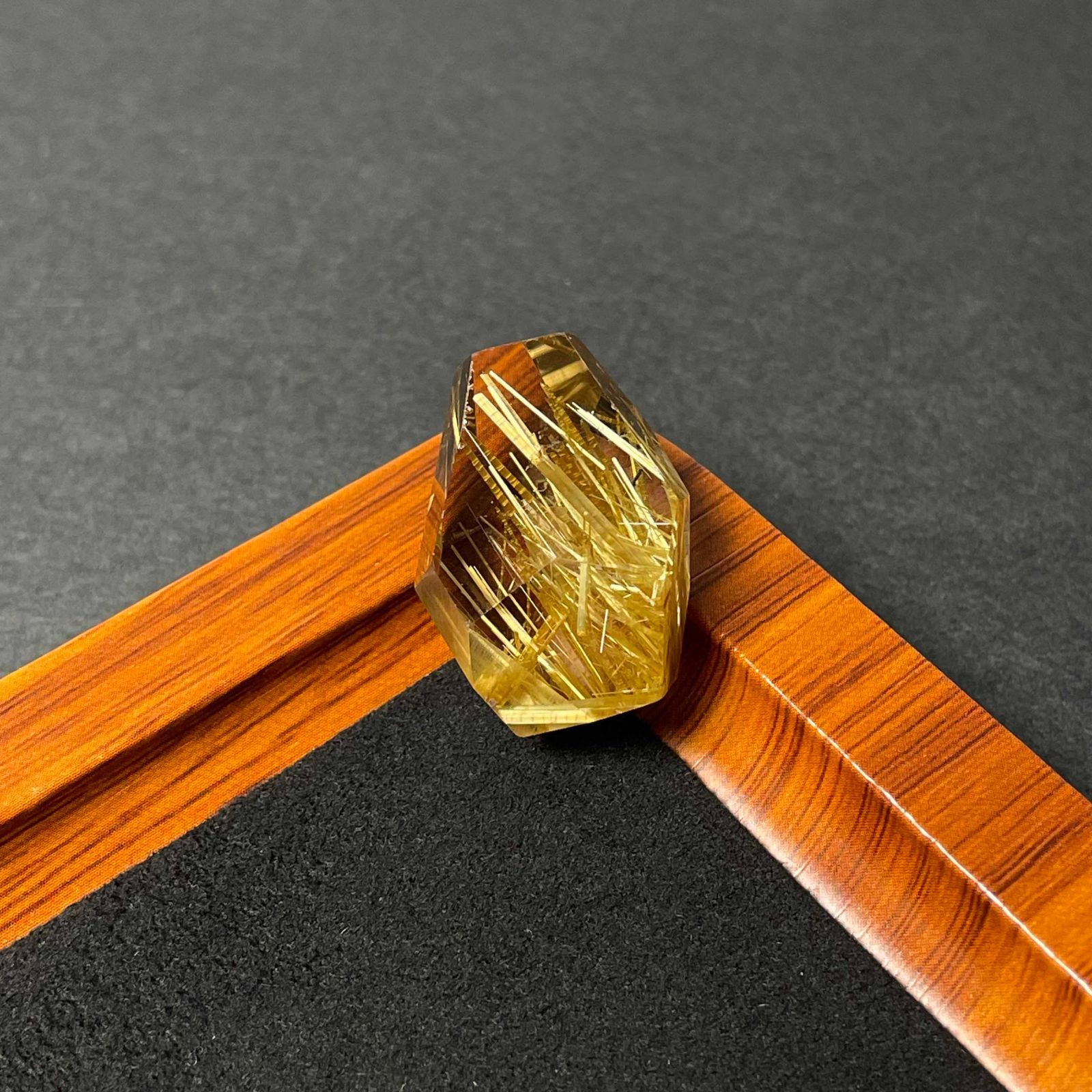 EU製 黄金タイチンルチル パワーストーン アクセサリー 天然石 原石 金運 お守り プレゼント 26.2*19.9*15.3mm ZZ1553