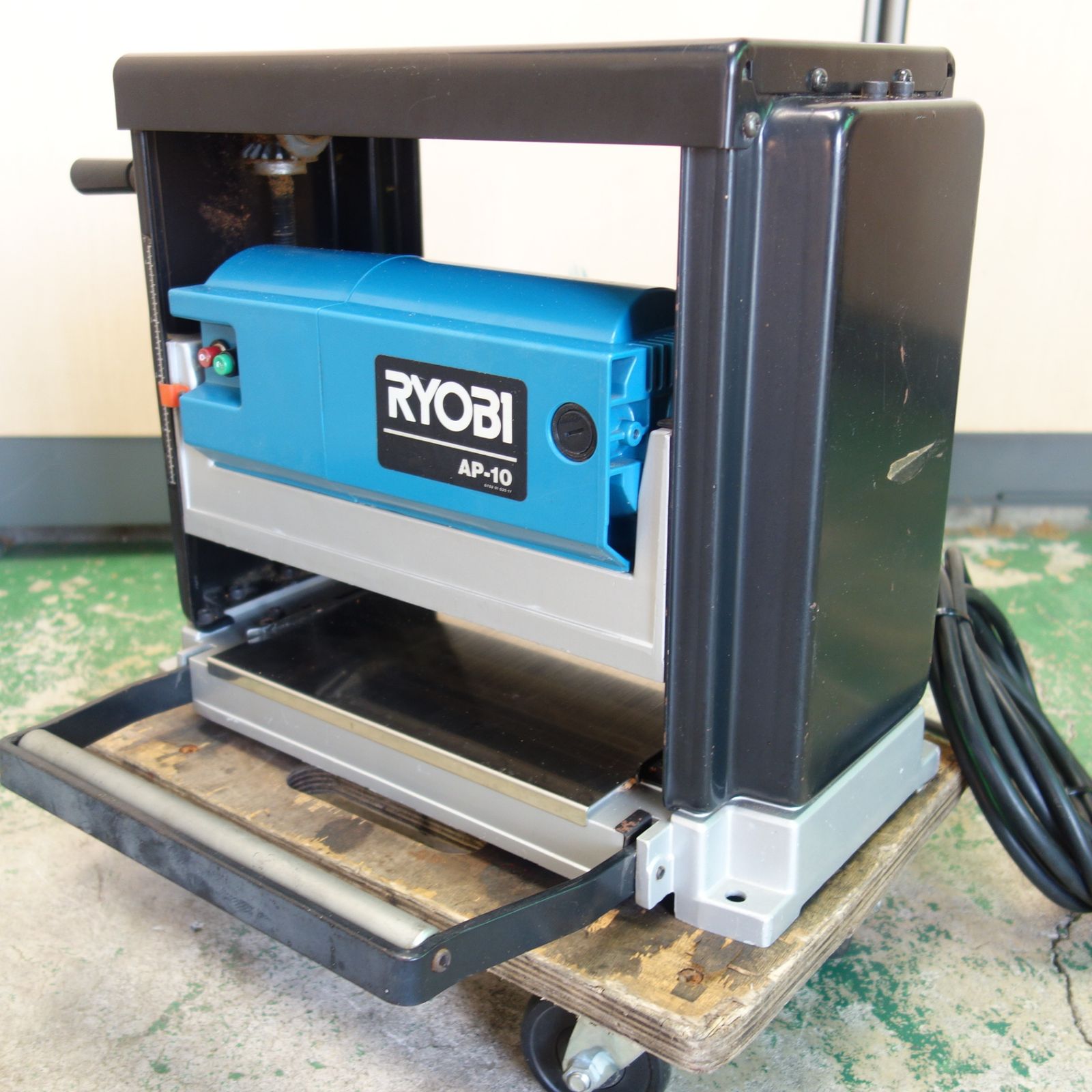 □RYOBI リョービ AP-10N 自動カンナ 100V □RYOBI リョービ AP-10N 自動カンナ 100V