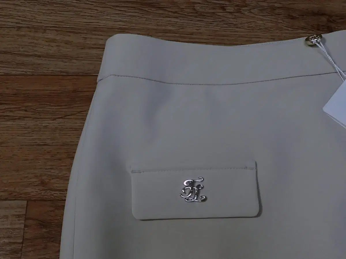 G/FOREゴルフ女子向け ノースリーブポロ＆スカートセット 赤白ライン 新品✨ G/FORE ノースリーブポロ×スカート 上下セット 赤×白ライン 新品