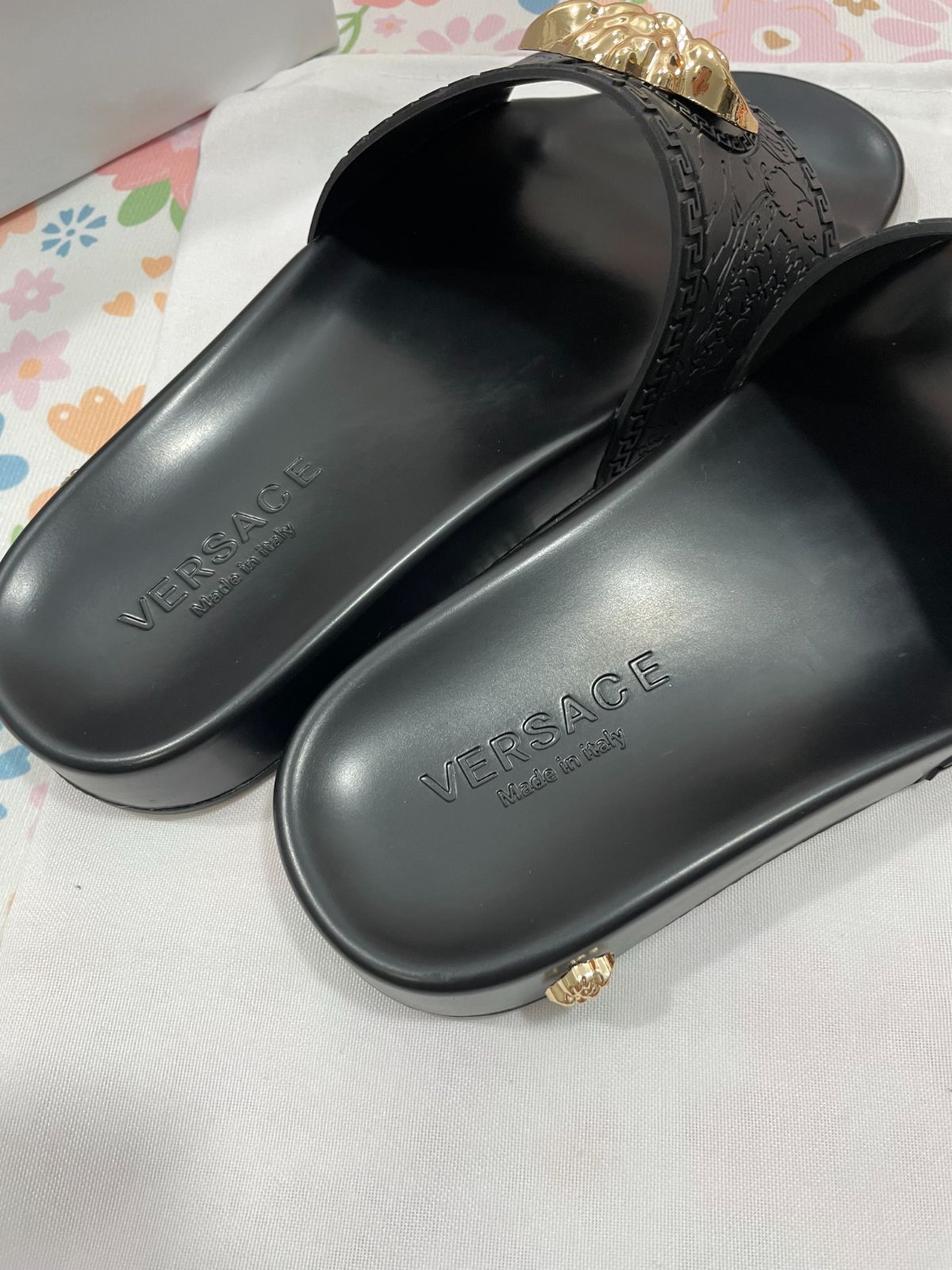 【美品】VERSACE サンダル BLACK 箱あり○〈参考価格51,700円〉 VERSACE ブラック シャワーサンダル 26.0cm