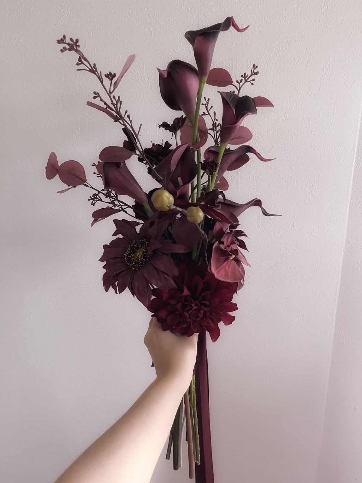 ボルドー　ウェディングブーケ　ブートニア ボルドーカラーの縦長アームブーケ6 ウェディングブーケ