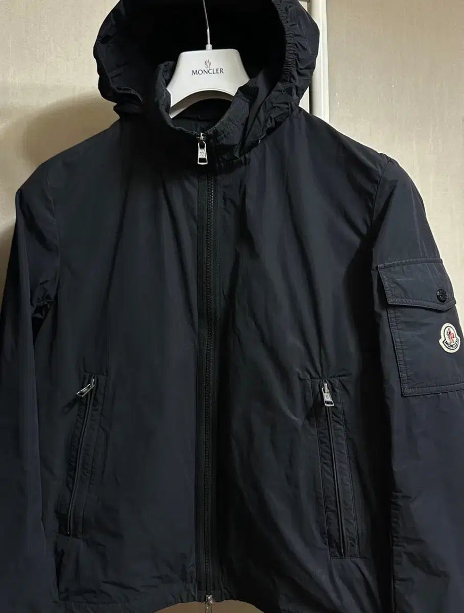 あ*り様 MONCLER 黒 ウィンドブレーカー フード付き あ*り様 MONCLER 黒 ウィンドブレーカー フード付き