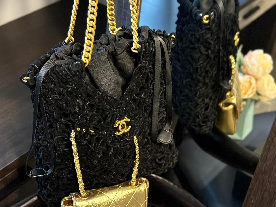 CHANELシャネルのブラック編み込みビーチバッグ