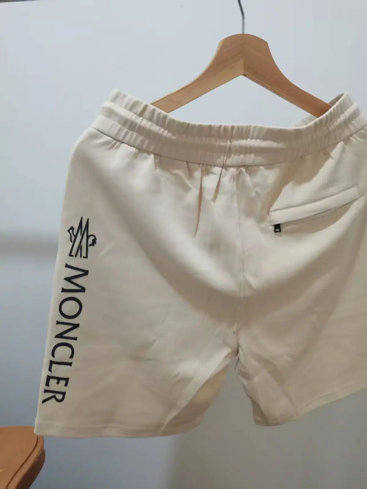 MONCLER ベージュパンツ サイドロゴ Beige Pants with logo Moncler - Vitkac AS