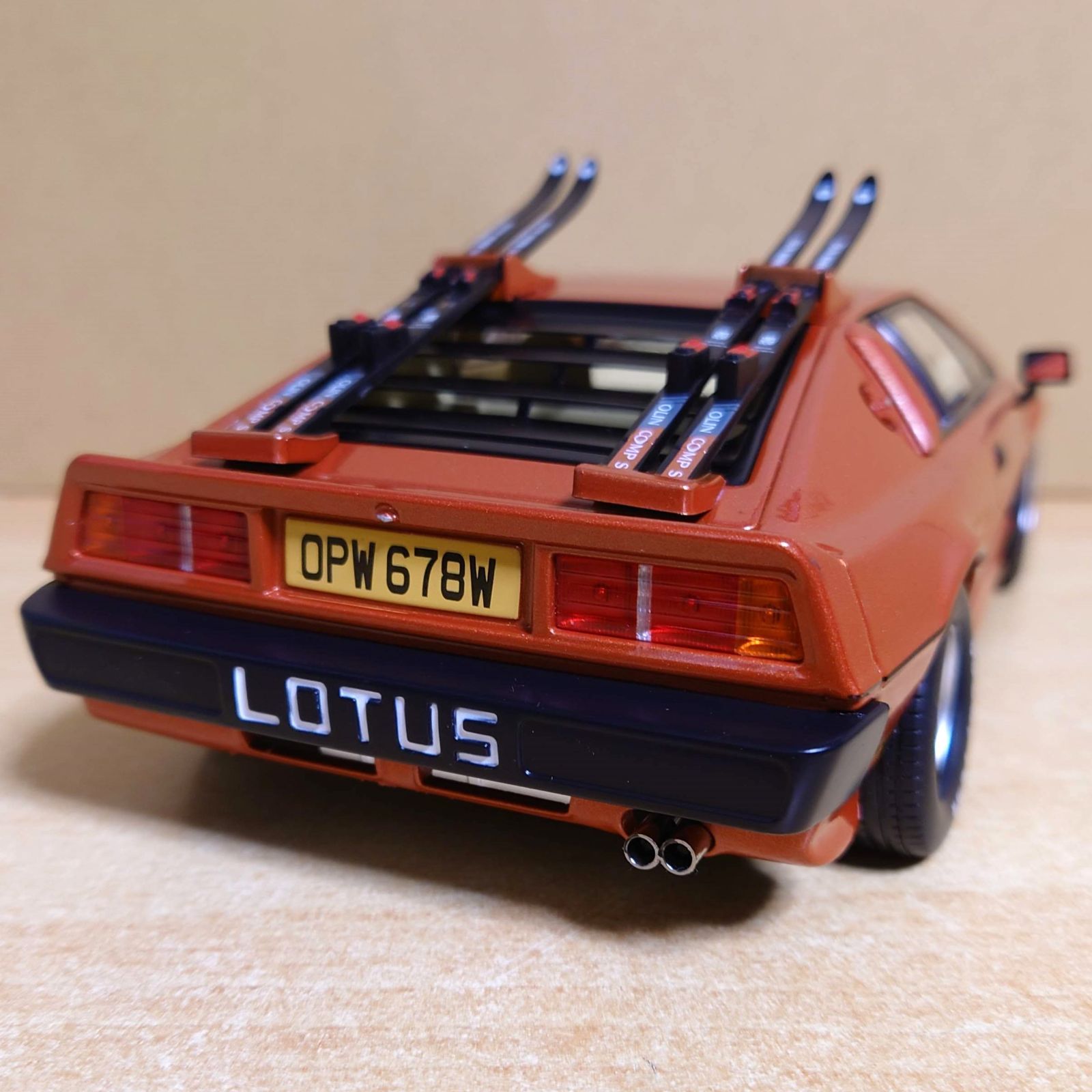 1/18 ロータスエスプリターボ スキー板付き カッパー/ゴールド 1981