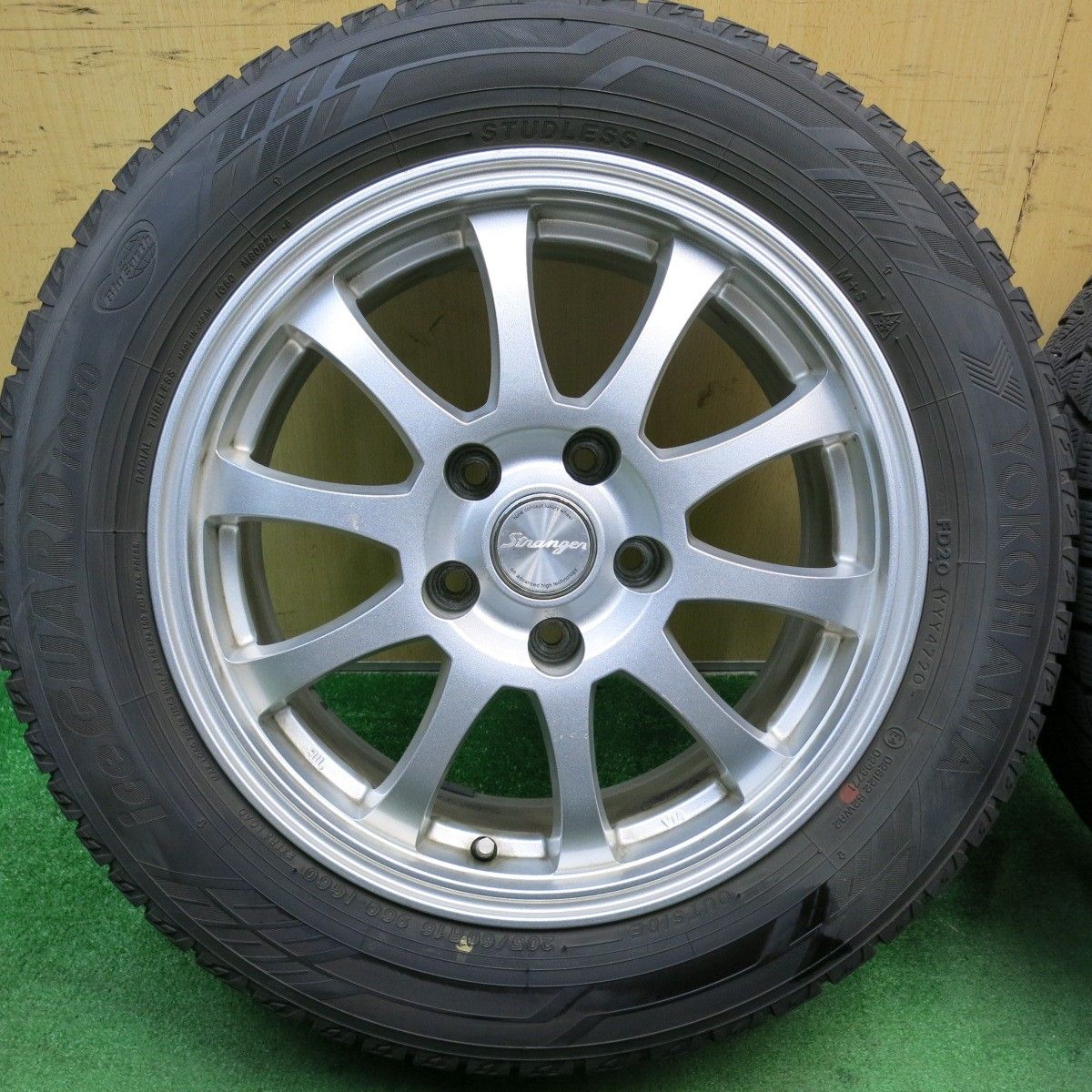 バリ溝！9.5分☆スタッドレス 205/60R16 ヨコハマ アイスガード iG60 