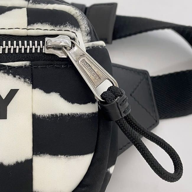 BURBERRY ボディバッグ ホワイト BURBERRY（バーバリー） ショルダーバッグ ML DUFFLE XS EKN クロス