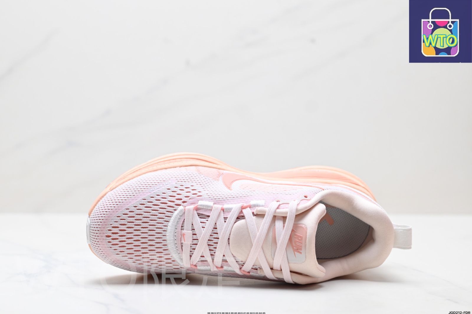 18 クッション性と滑り止め性能に優れたロートップランニングシューズ