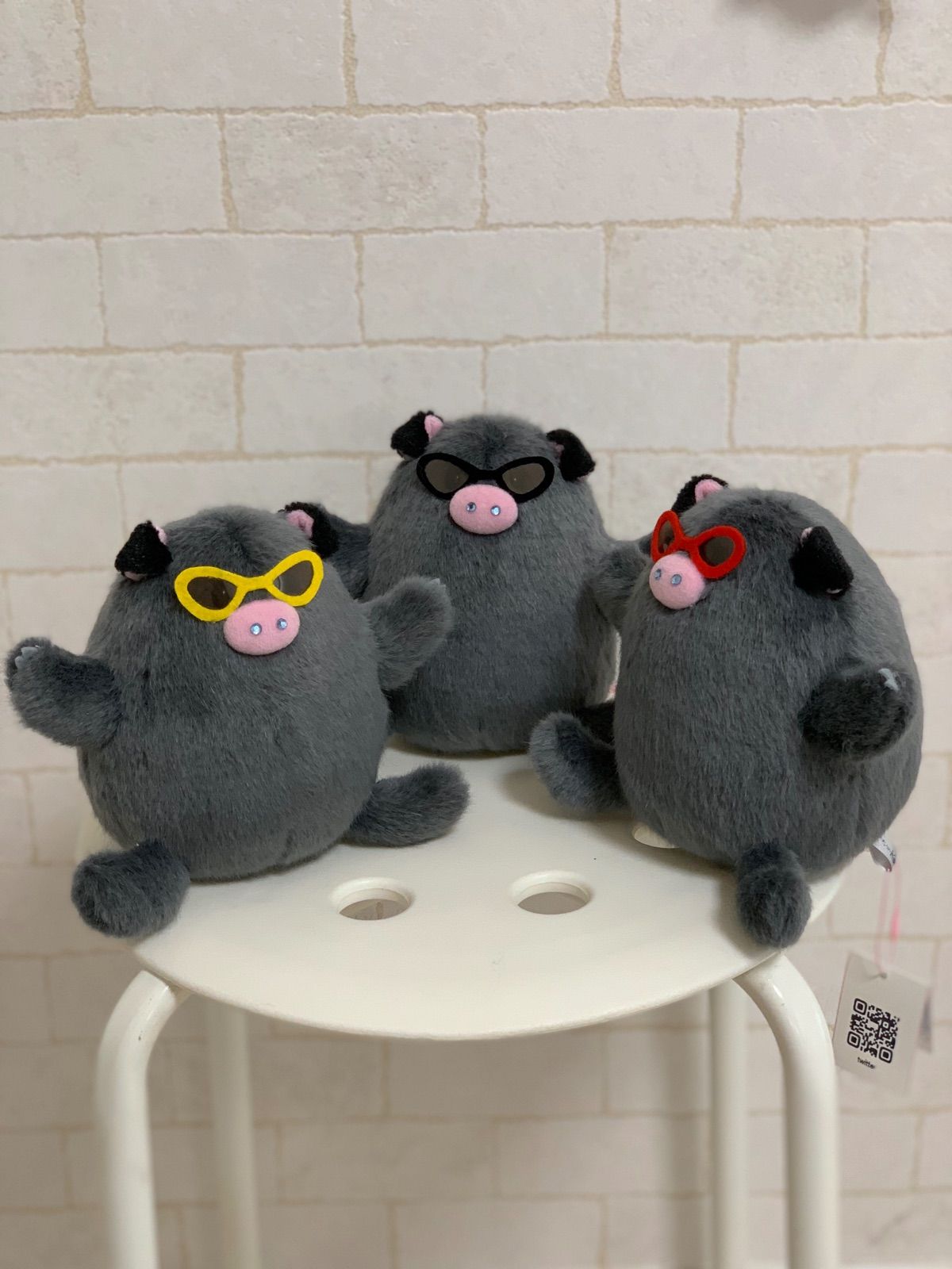 サングラスをかけたブタのぬいぐるみ ハンドメイド 18cmグレー