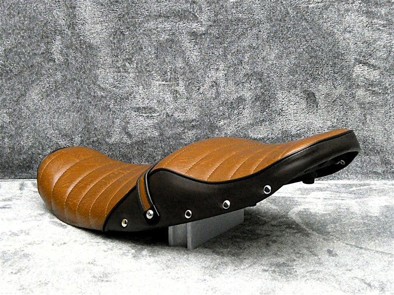 信頼性 ゼファーΧ 茶ツートン 鋲打ち タックロールシート|ボタン ブラウン あんこ抜き ゼファー400χリベット ZR400G 96-09 G1 G2 G3 G4 G5 G6 G7 G8 送料無料 今がチャンス！