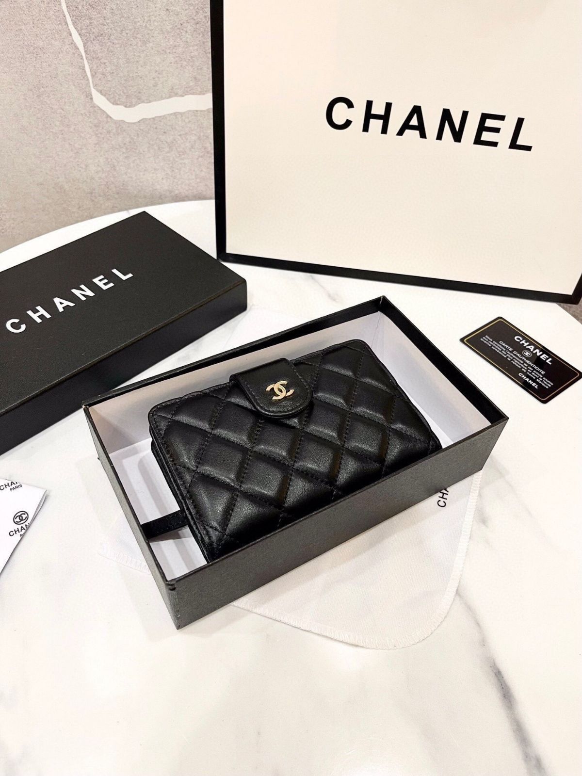 chanelシャネル人気シャネル二折り財布