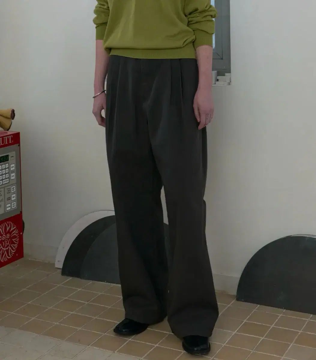 3 フォージャー ワイド ツータック コットン パンツ チャコール