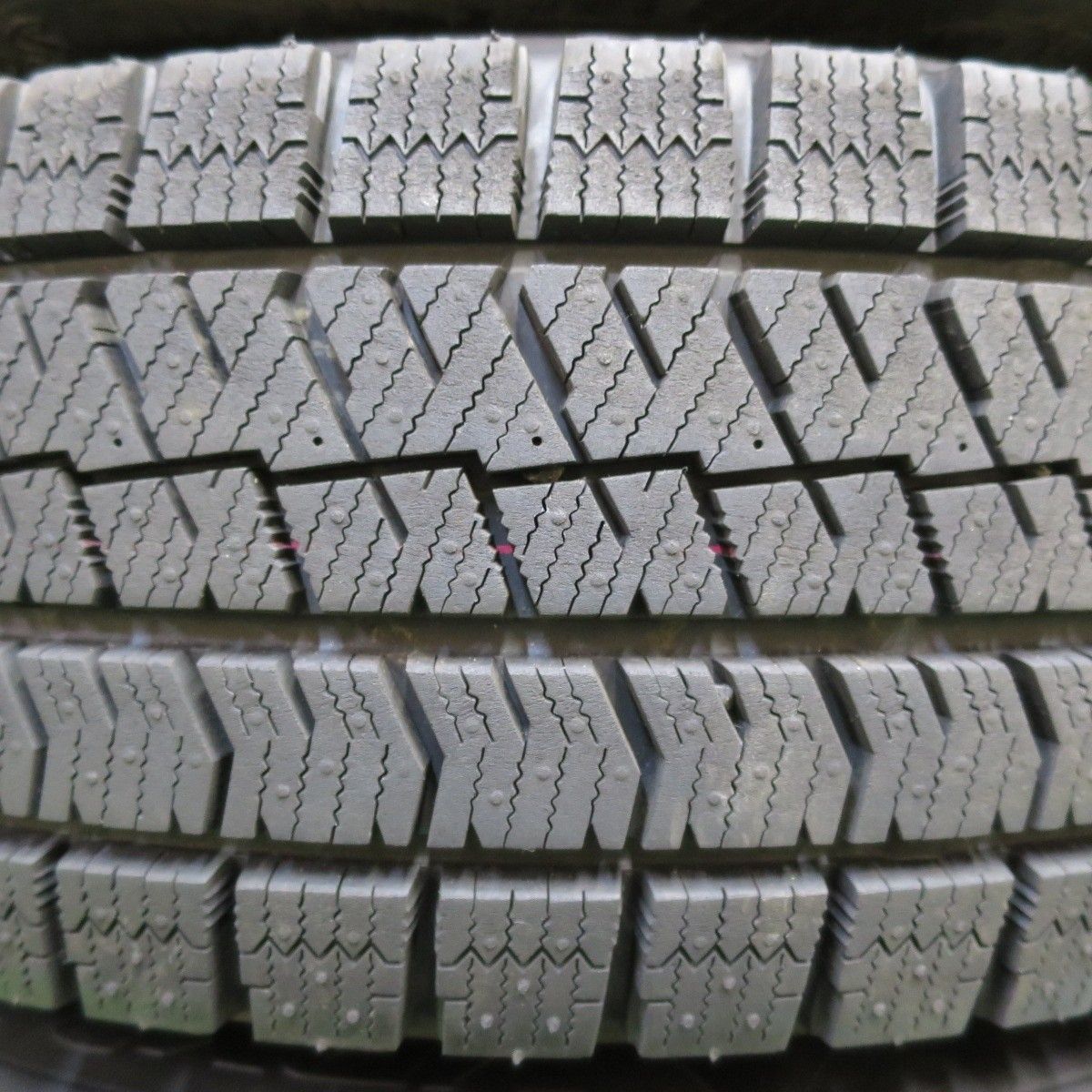 最新アイテムを多数掲載！ 超バリ溝 ほぼ10分 旧車 WORK Equip 195 70R14 スタッドレス ブリヂストン ブリザック VRX2 ワーク エクイップ 14インチ PCD114.3 5H 4101604イス 【正規品】激安＆送無も。