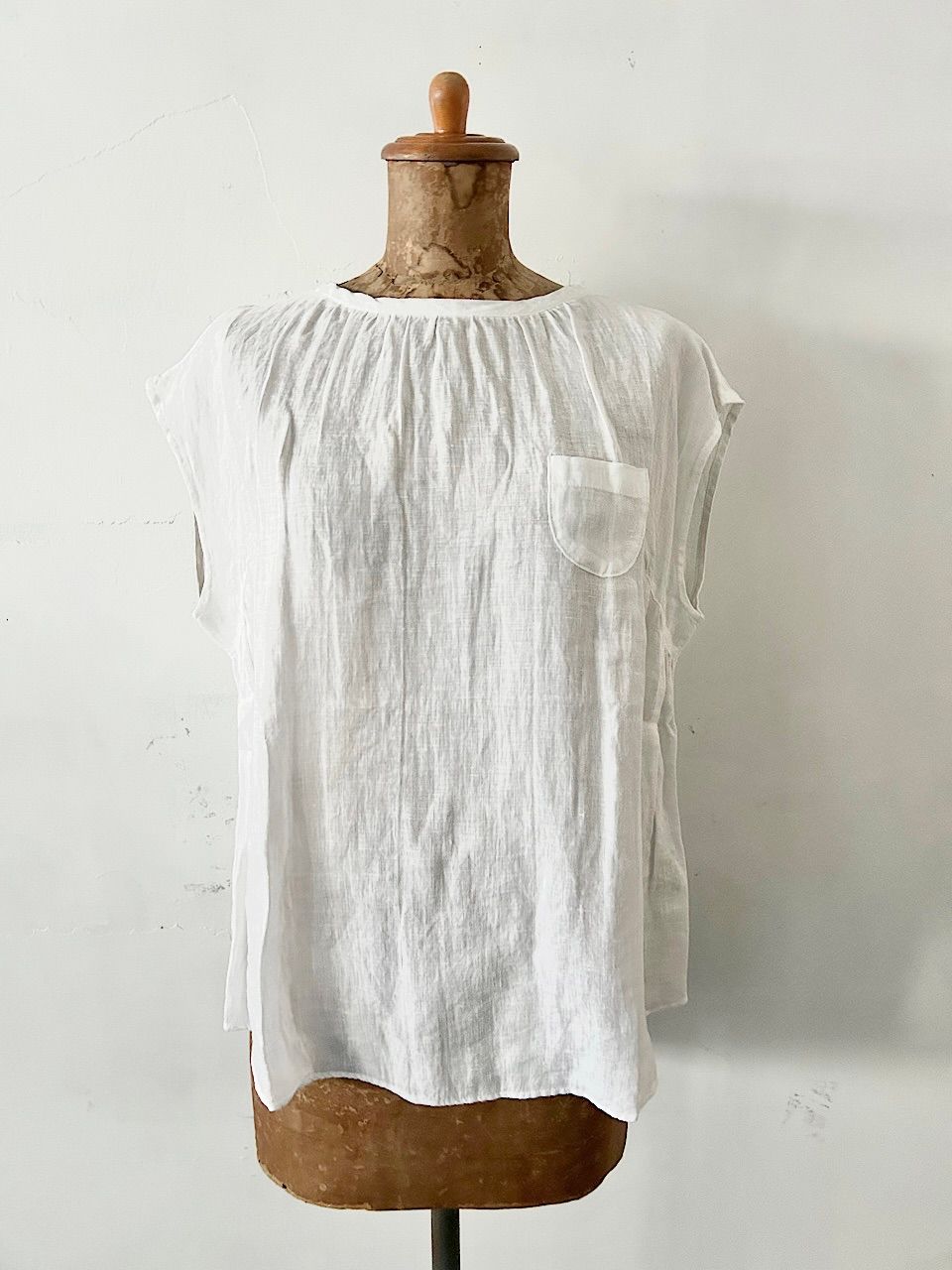 ティボーヴァンダルストラット　リネンブラウス 美品☆THIBAULT van der straeteリネンノースリーブブラウス THIBAULT